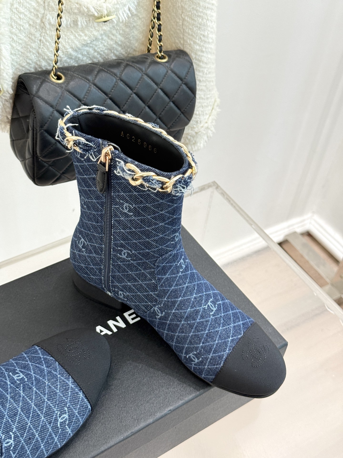 CHANE*|小香25k秋冬新品大链条拼色粗跟短靴标志性的大链条设计,把经典玩出花!粗旷却不失精致的金属
