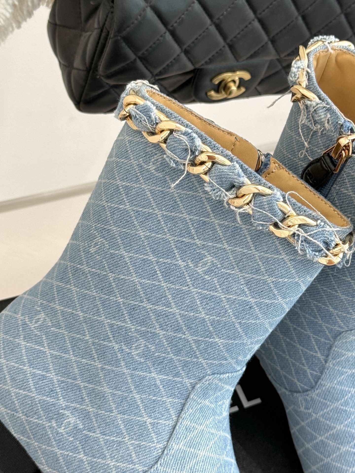 CHANE*|小香25k秋冬新品大链条拼色粗跟短靴标志性的大链条设计,把经典玩出花!粗旷却不失精致的金属