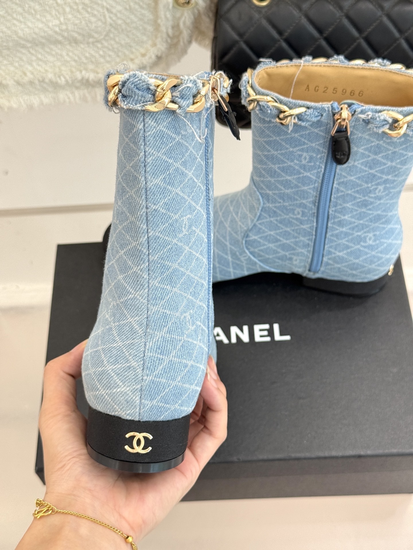 CHANE*|小香25k秋冬新品大链条拼色粗跟短靴标志性的大链条设计,把经典玩出花!粗旷却不失精致的金属