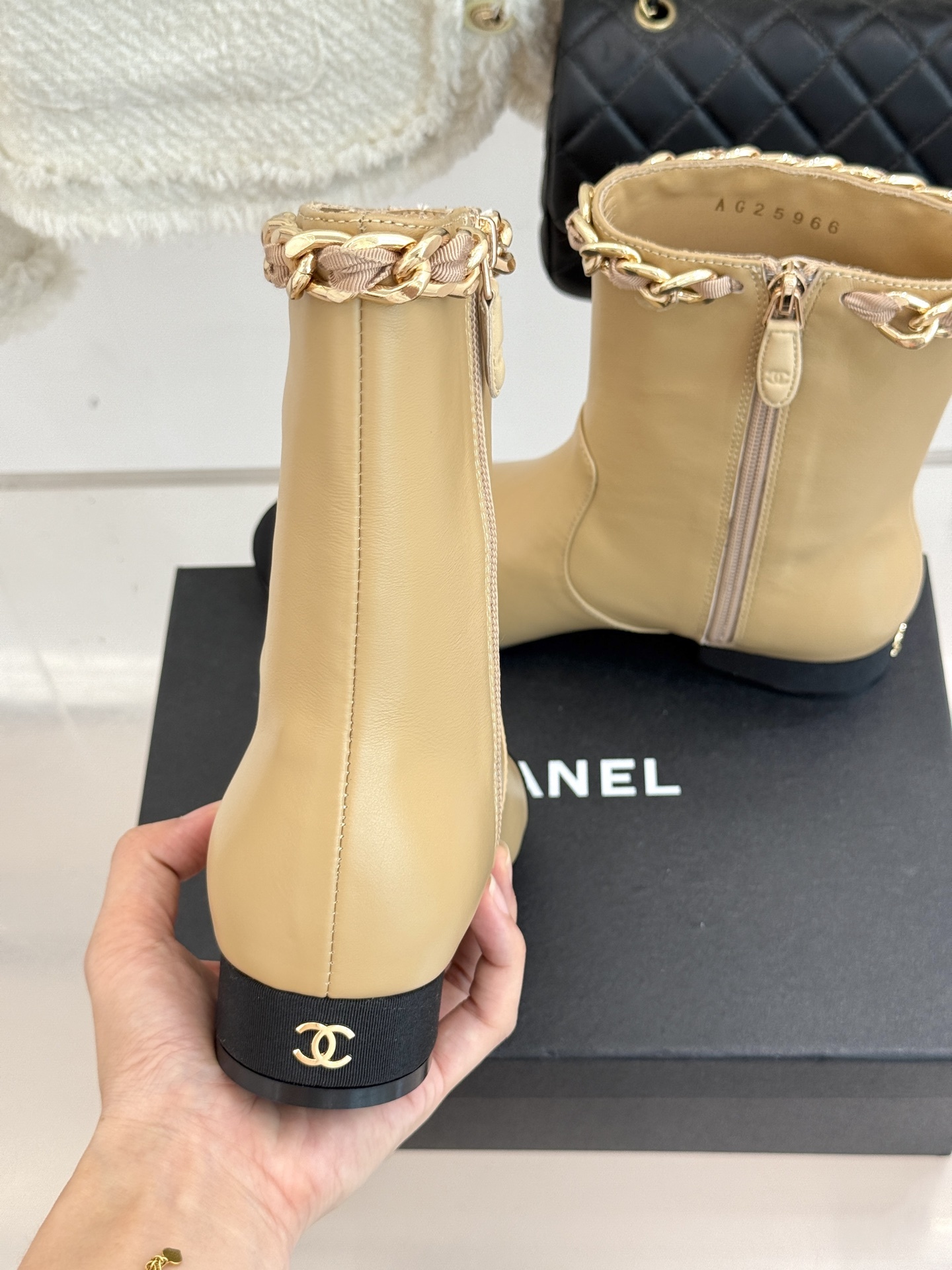 CHANE*|小香25k秋冬新品大链条拼色粗跟短靴标志性的大链条设计,把经典玩出花!粗旷却不失精致的金属