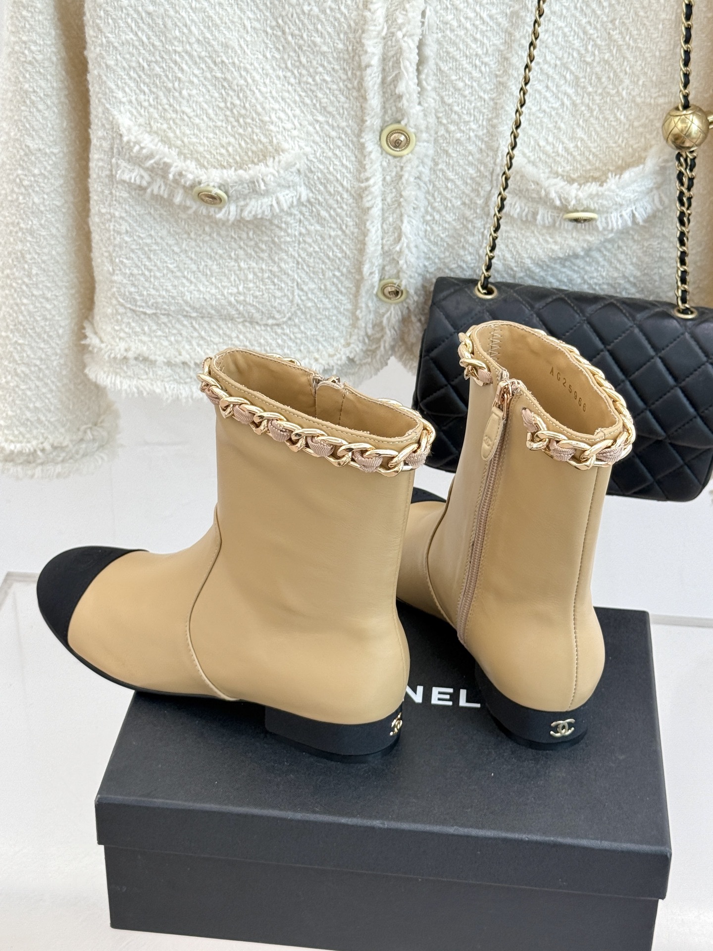 CHANE*|小香25k秋冬新品大链条拼色粗跟短靴标志性的大链条设计,把经典玩出花!粗旷却不失精致的金属