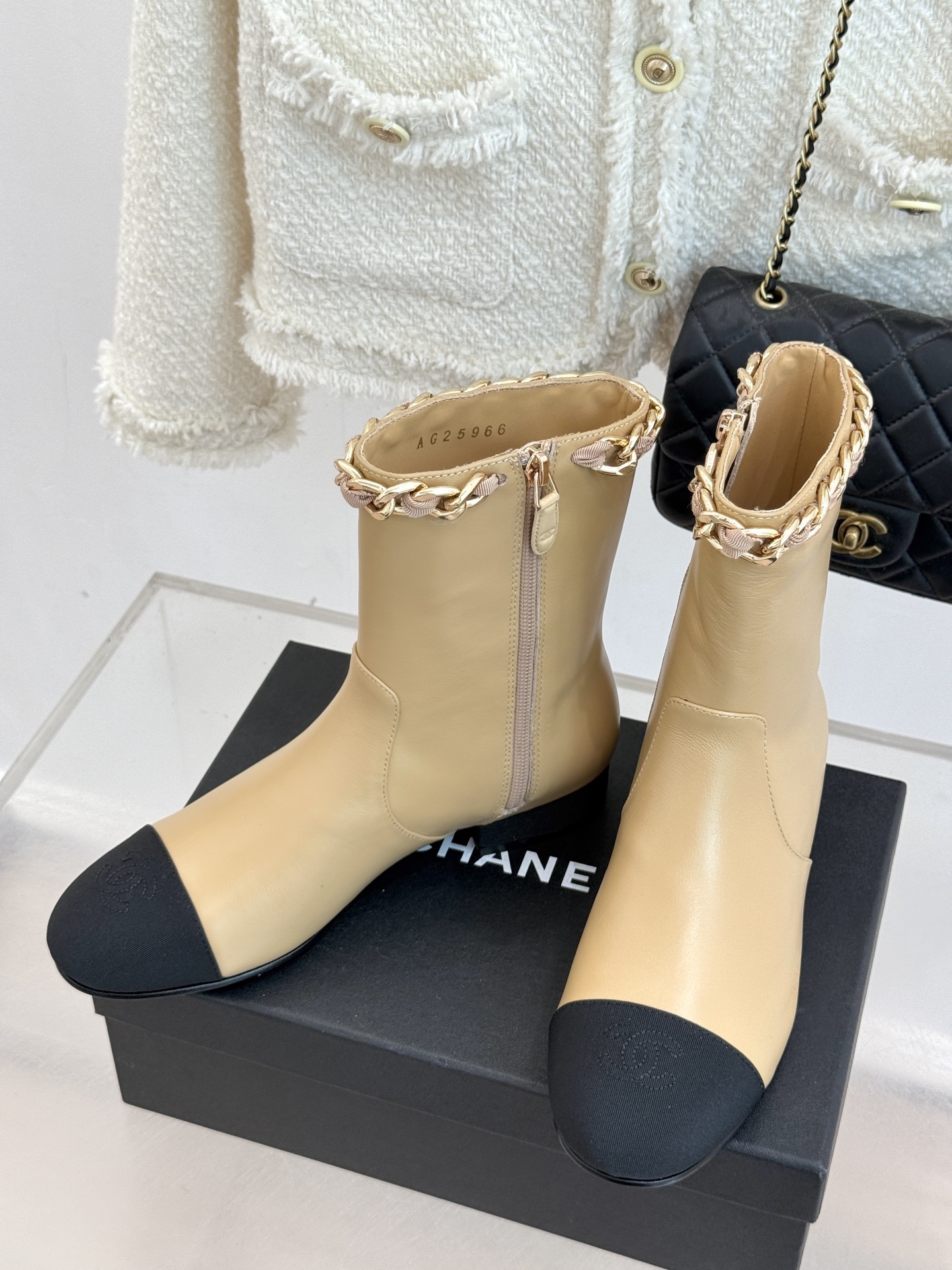 CHANE*|小香25k秋冬新品大链条拼色粗跟短靴标志性的大链条设计,把经典玩出花!粗旷却不失精致的金属