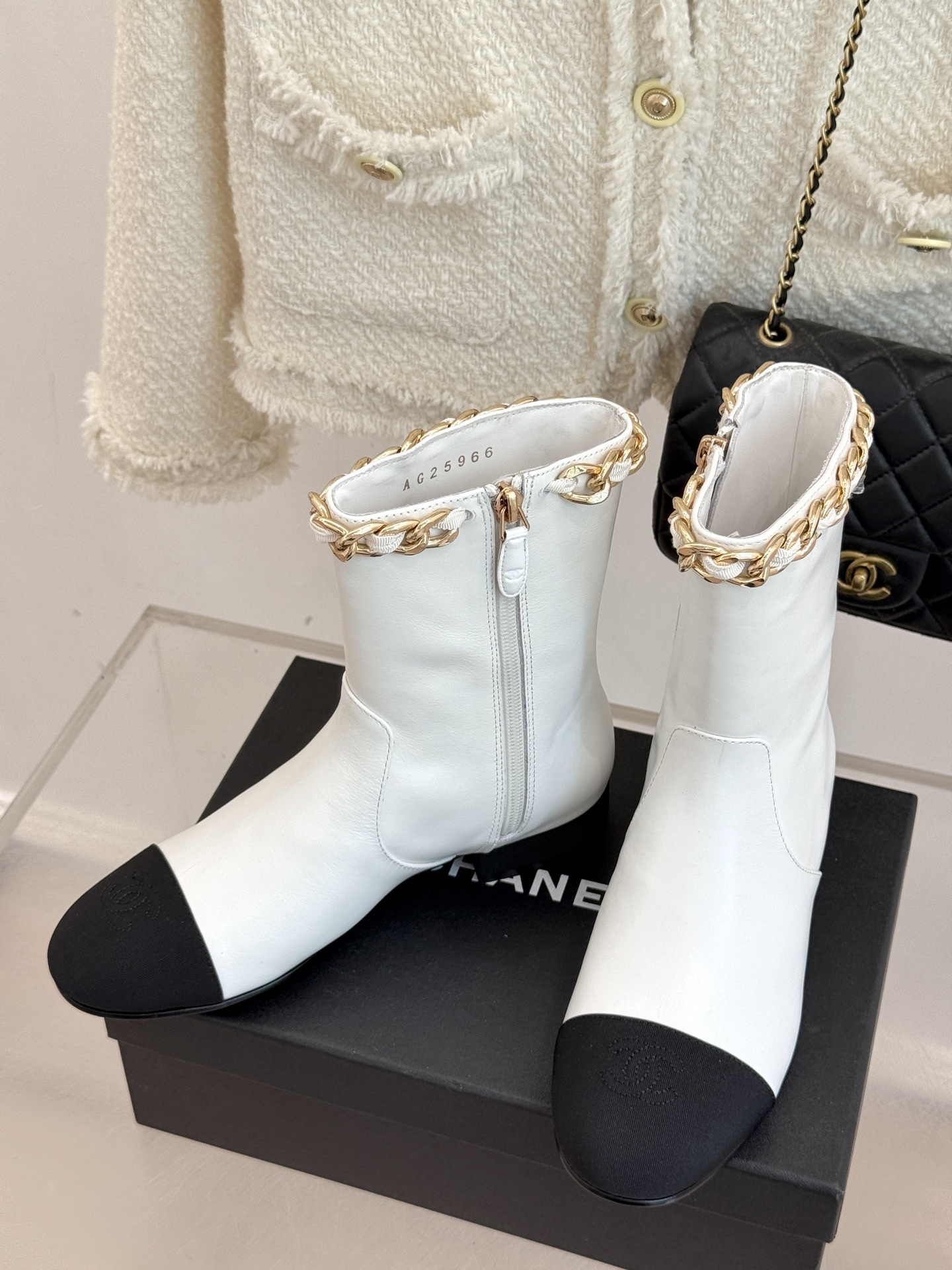 CHANE*|小香25k秋冬新品大链条拼色粗跟短靴标志性的大链条设计,把经典玩出花!粗旷却不失精致的金属