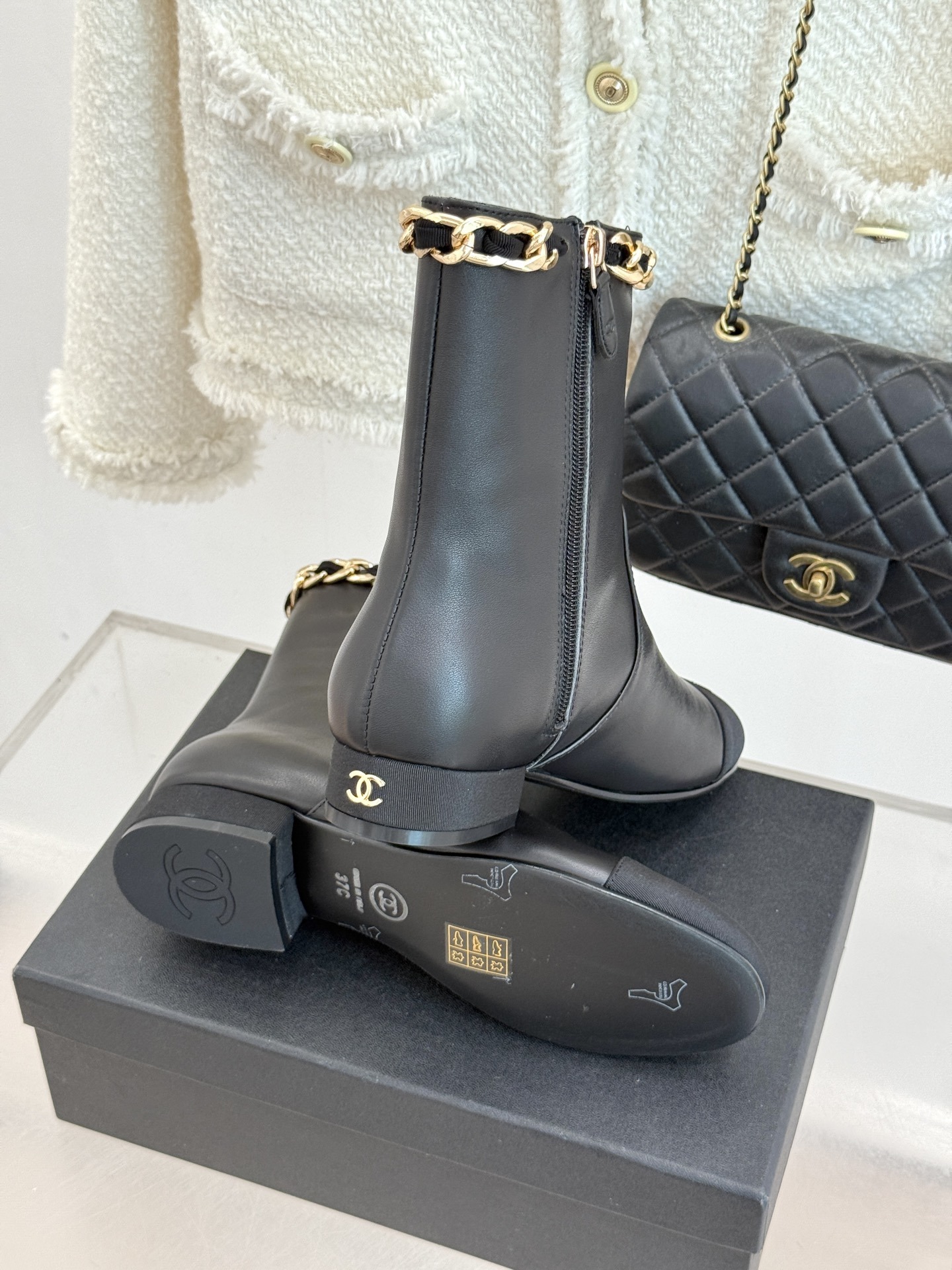 CHANE*|小香25k秋冬新品大链条拼色粗跟短靴标志性的大链条设计,把经典玩出花!粗旷却不失精致的金属
