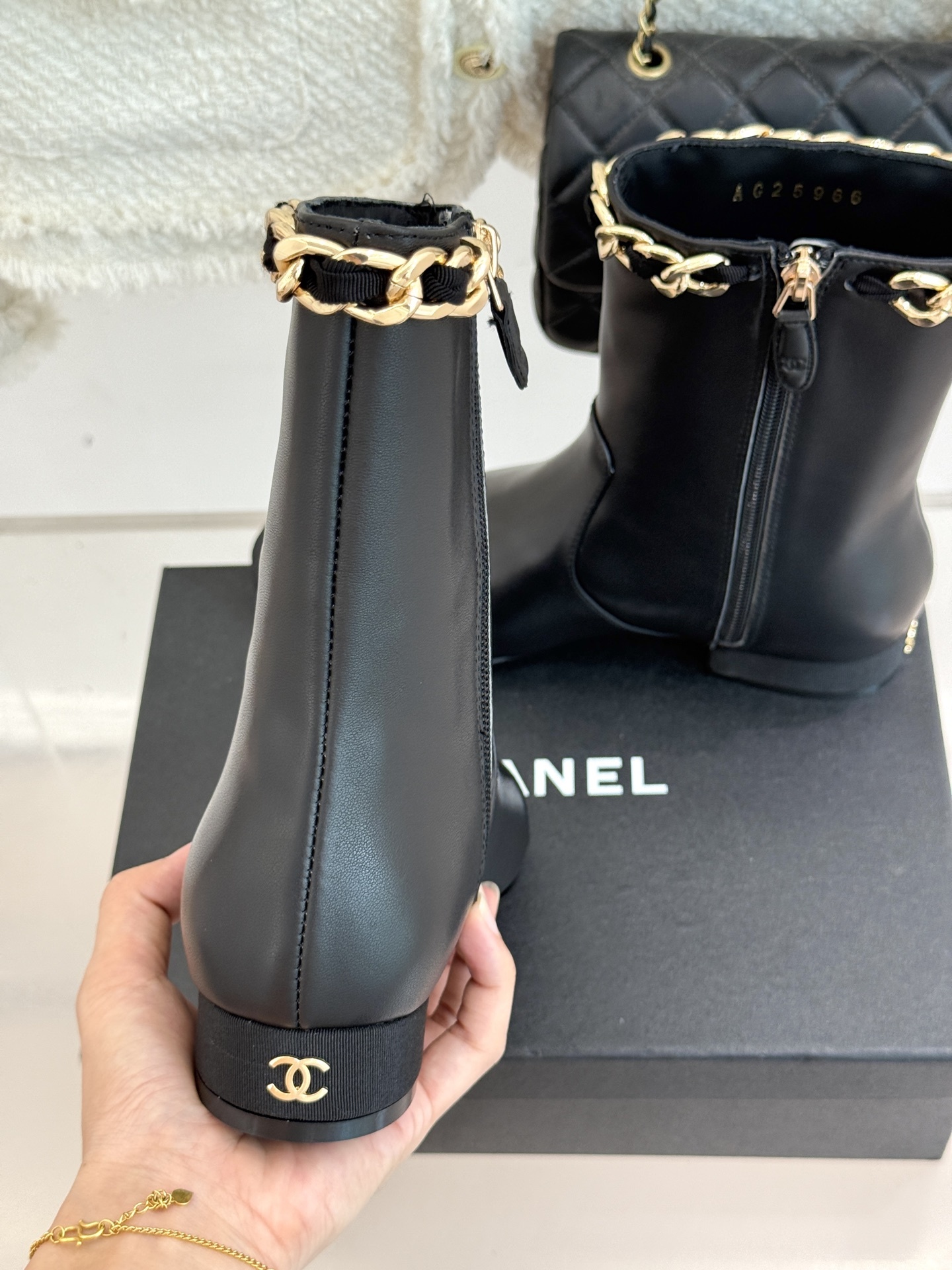 CHANE*|小香25k秋冬新品大链条拼色粗跟短靴标志性的大链条设计,把经典玩出花!粗旷却不失精致的金属