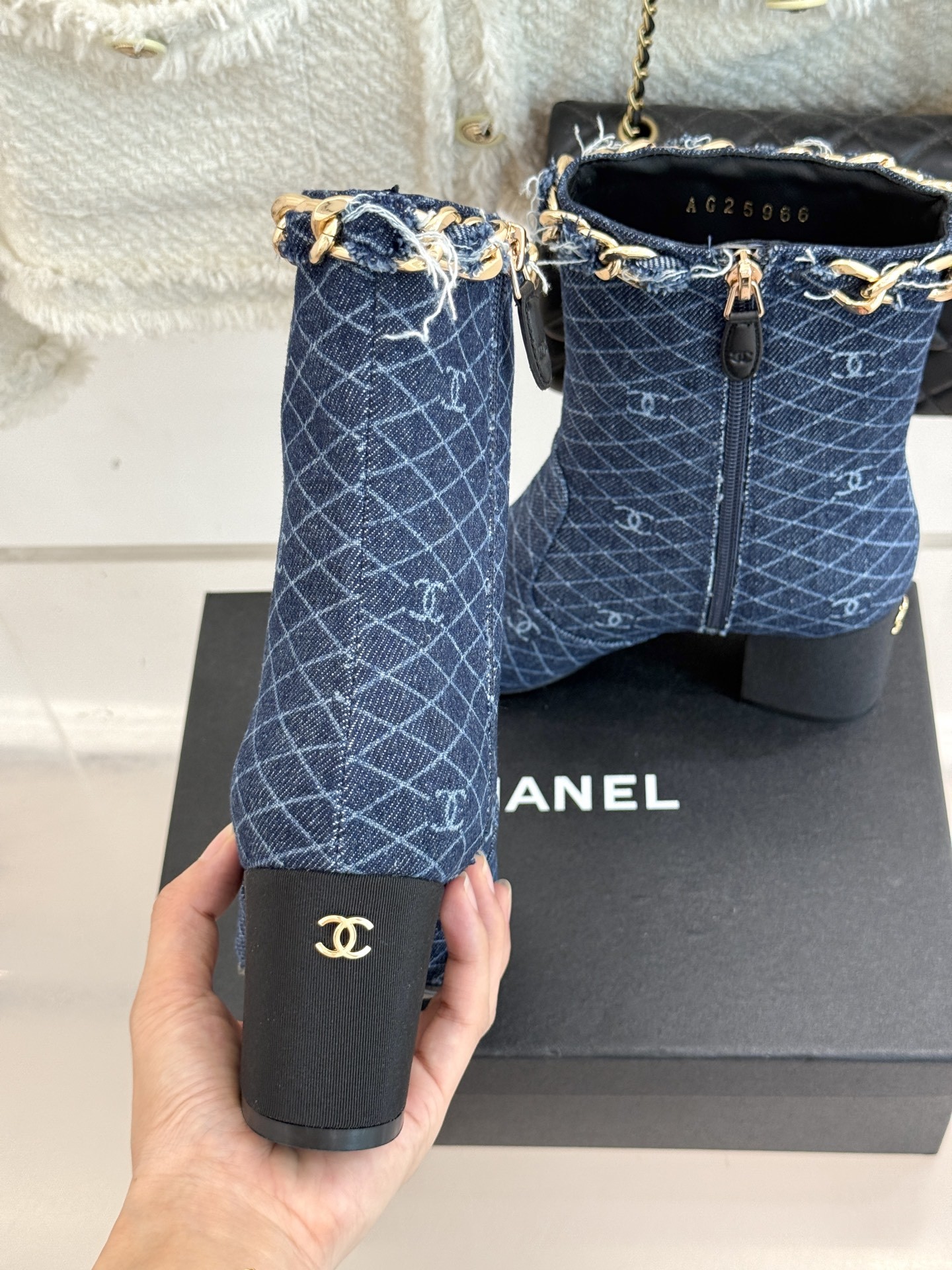 CHANE*|小香25k秋冬新品大链条拼色粗跟短靴标志性的大链条设计,把经典玩出花!粗旷却不失精致的金属