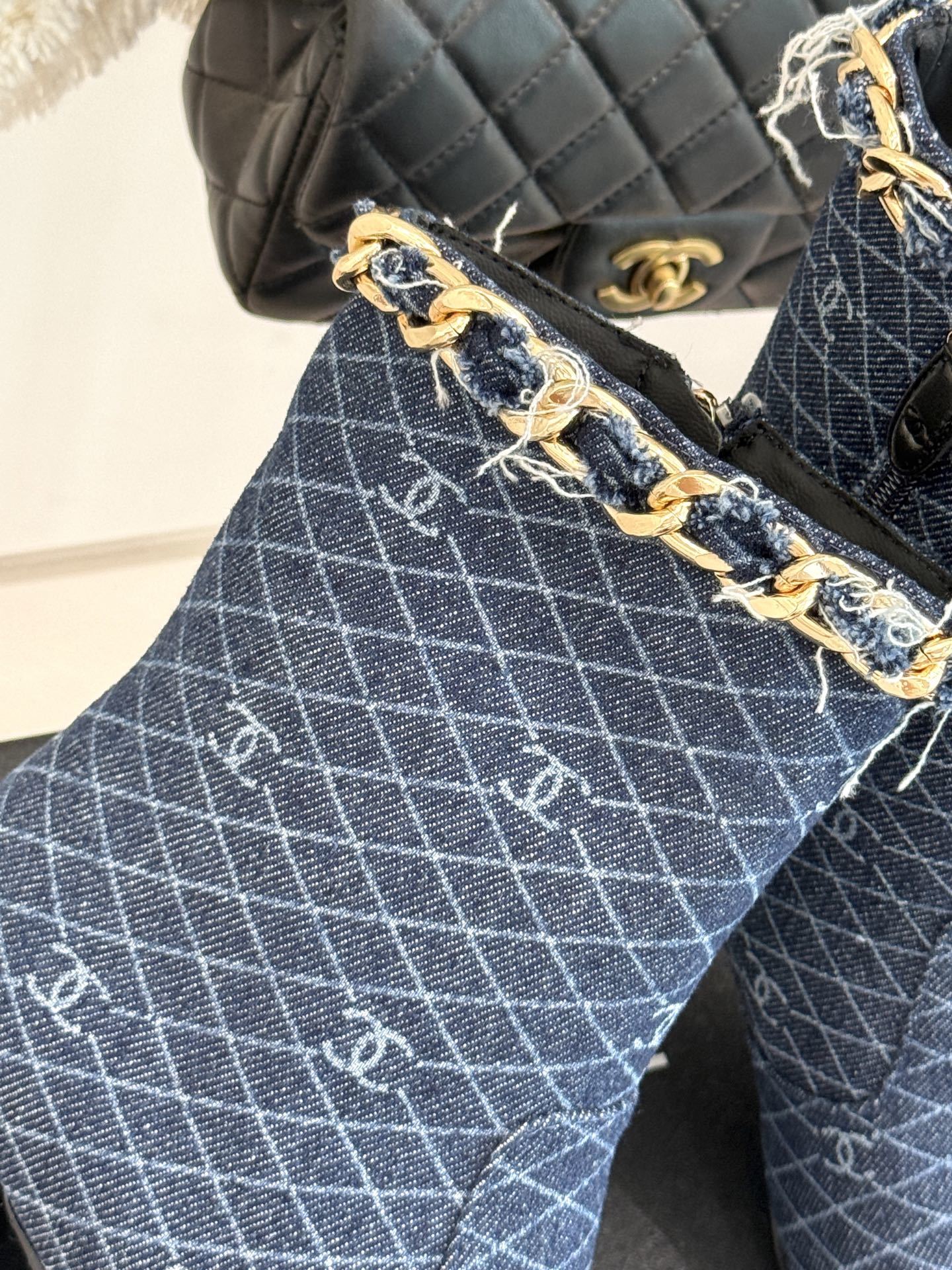 CHANE*|小香25k秋冬新品大链条拼色粗跟短靴标志性的大链条设计,把经典玩出花!粗旷却不失精致的金属