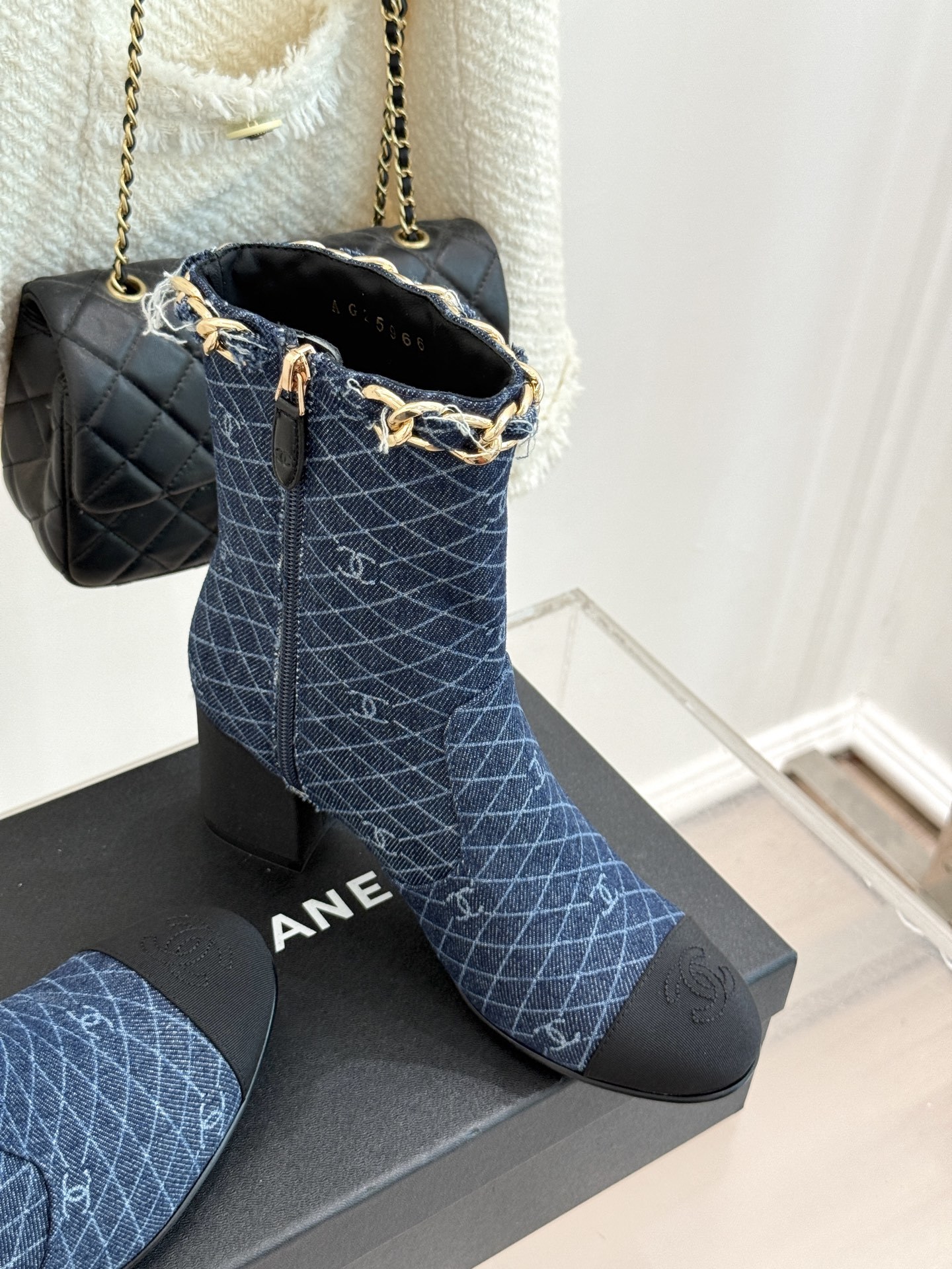 CHANE*|小香25k秋冬新品大链条拼色粗跟短靴标志性的大链条设计,把经典玩出花!粗旷却不失精致的金属