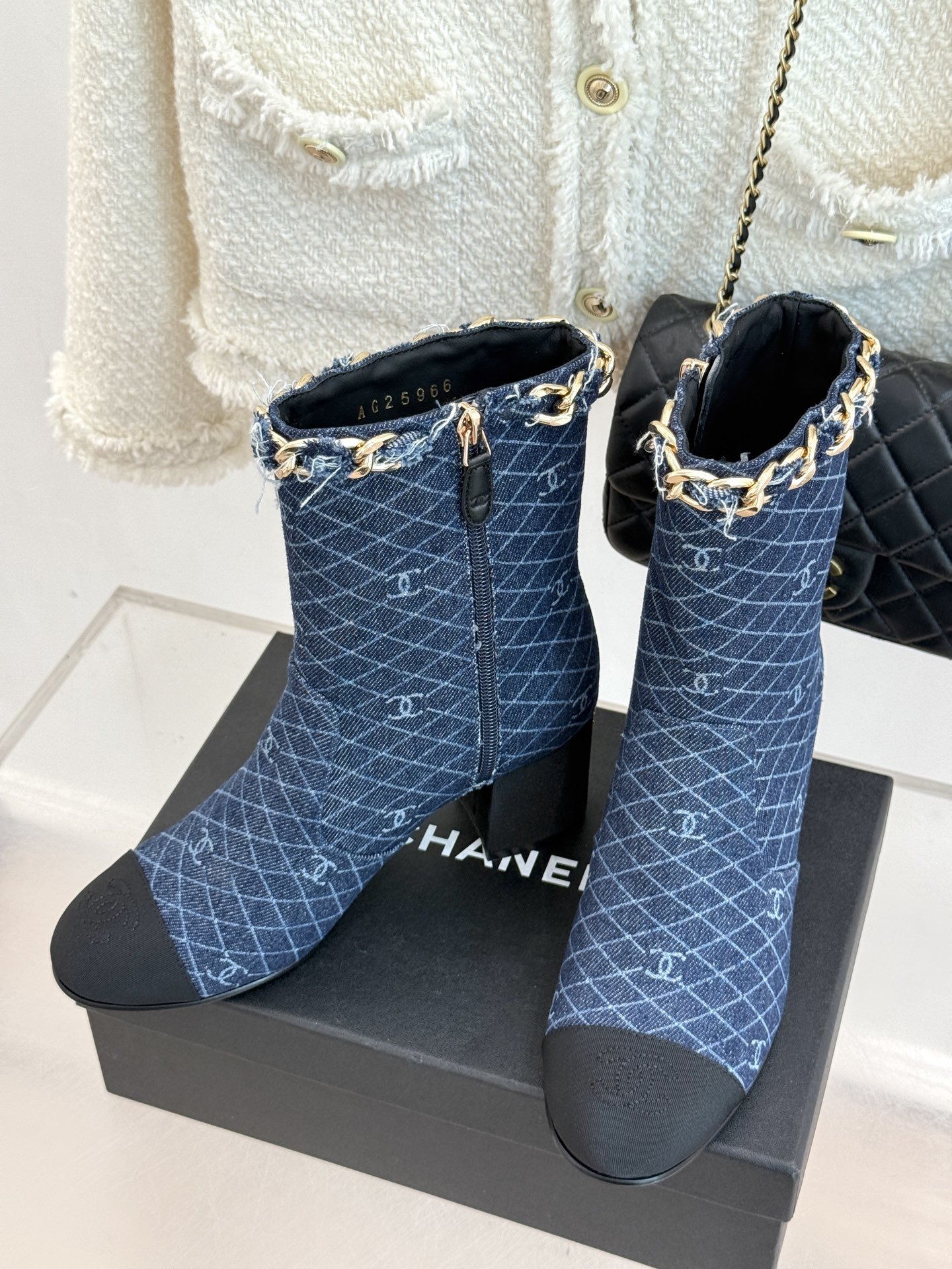 CHANE*|小香25k秋冬新品大链条拼色粗跟短靴标志性的大链条设计,把经典玩出花!粗旷却不失精致的金属