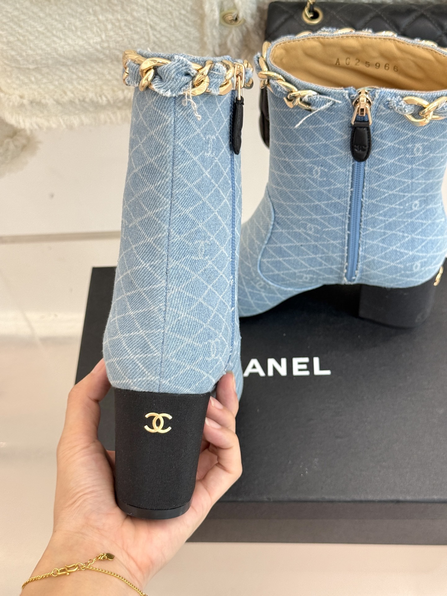 CHANE*|小香25k秋冬新品大链条拼色粗跟短靴标志性的大链条设计,把经典玩出花!粗旷却不失精致的金属