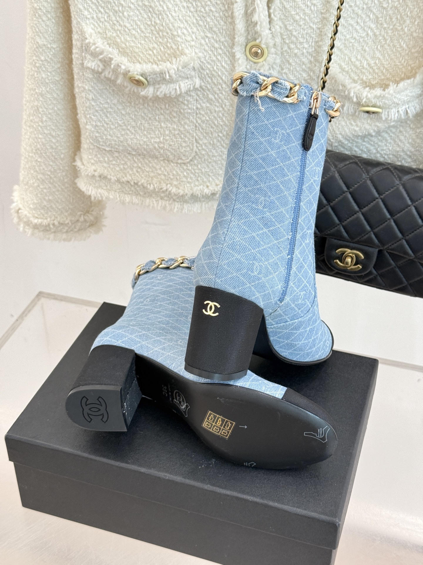 CHANE*|小香25k秋冬新品大链条拼色粗跟短靴标志性的大链条设计,把经典玩出花!粗旷却不失精致的金属