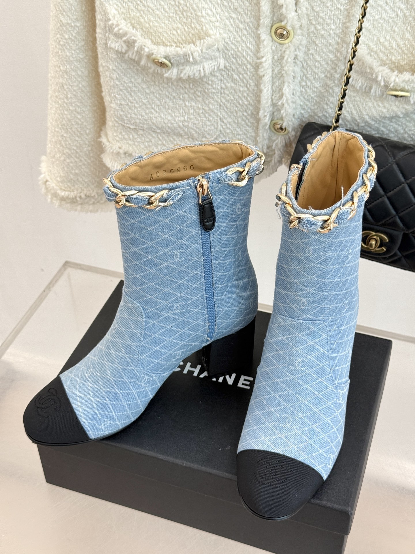 CHANE*|小香25k秋冬新品大链条拼色粗跟短靴标志性的大链条设计,把经典玩出花!粗旷却不失精致的金属