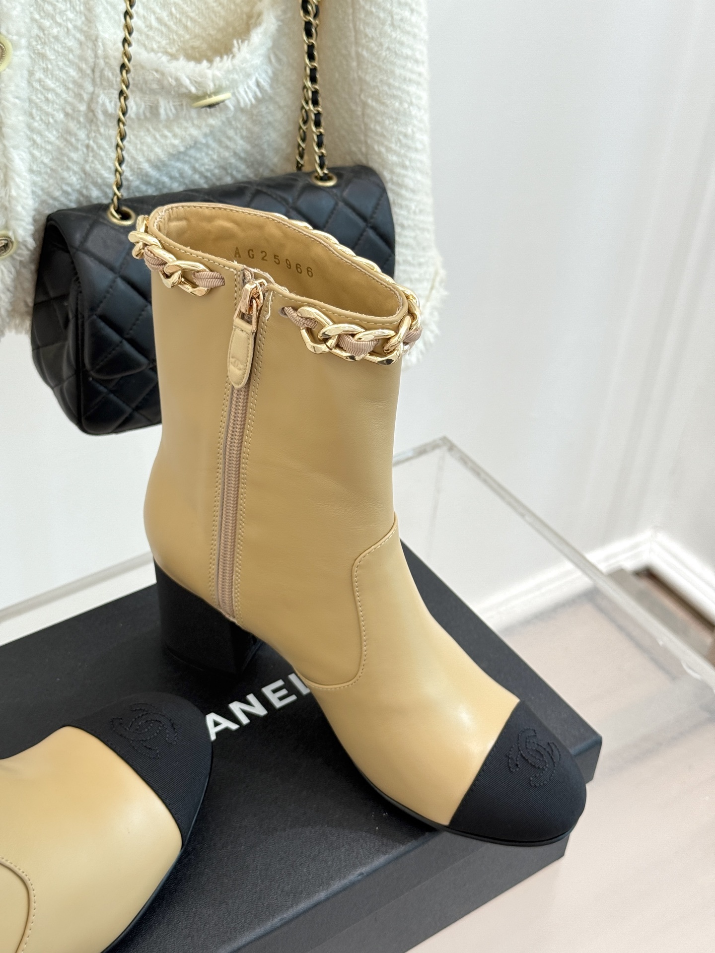 CHANE*|小香25k秋冬新品大链条拼色粗跟短靴标志性的大链条设计,把经典玩出花!粗旷却不失精致的金属