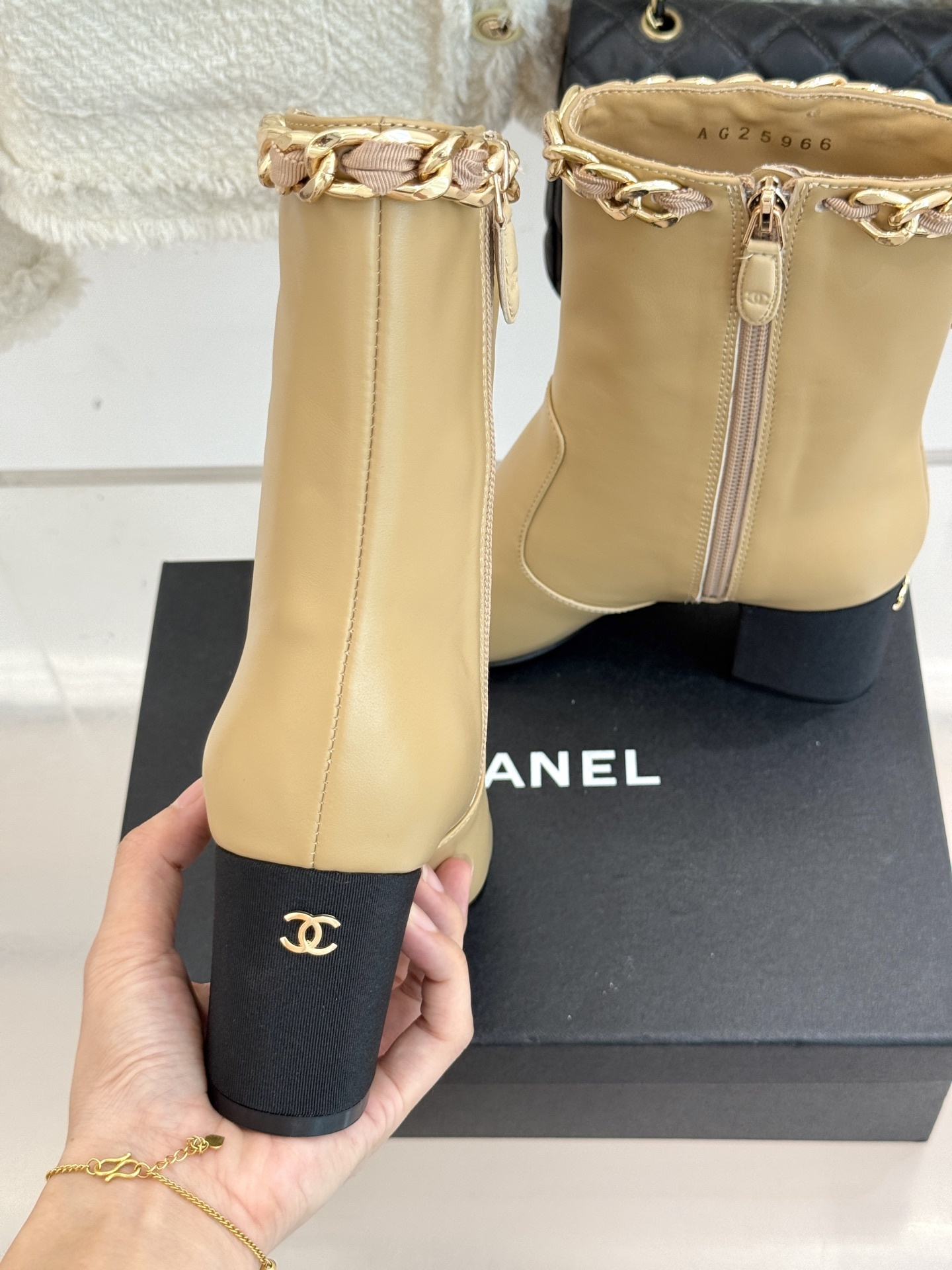 CHANE*|小香25k秋冬新品大链条拼色粗跟短靴标志性的大链条设计,把经典玩出花!粗旷却不失精致的金属