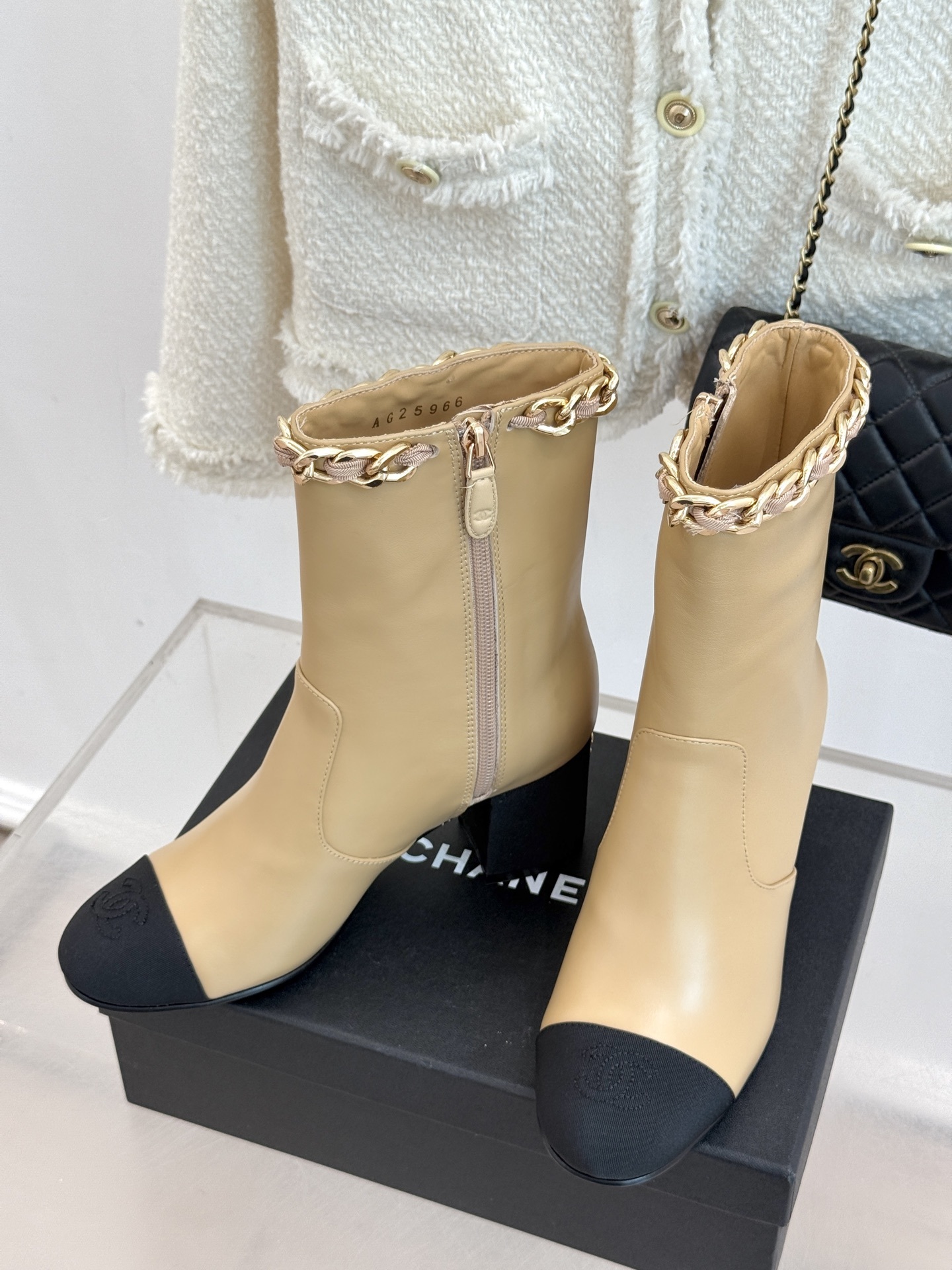 CHANE*|小香25k秋冬新品大链条拼色粗跟短靴标志性的大链条设计,把经典玩出花!粗旷却不失精致的金属