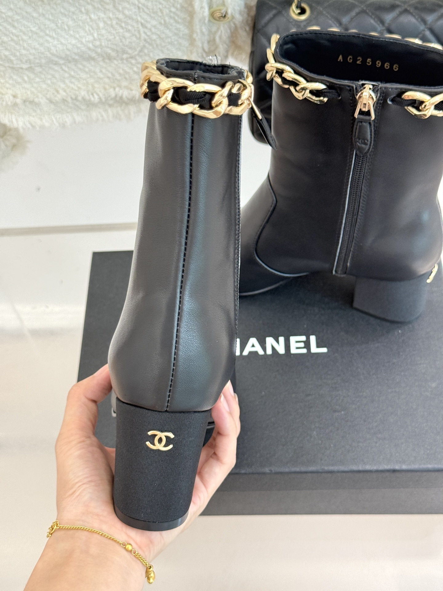 CHANE*|小香25k秋冬新品大链条拼色粗跟短靴标志性的大链条设计,把经典玩出花!粗旷却不失精致的金属