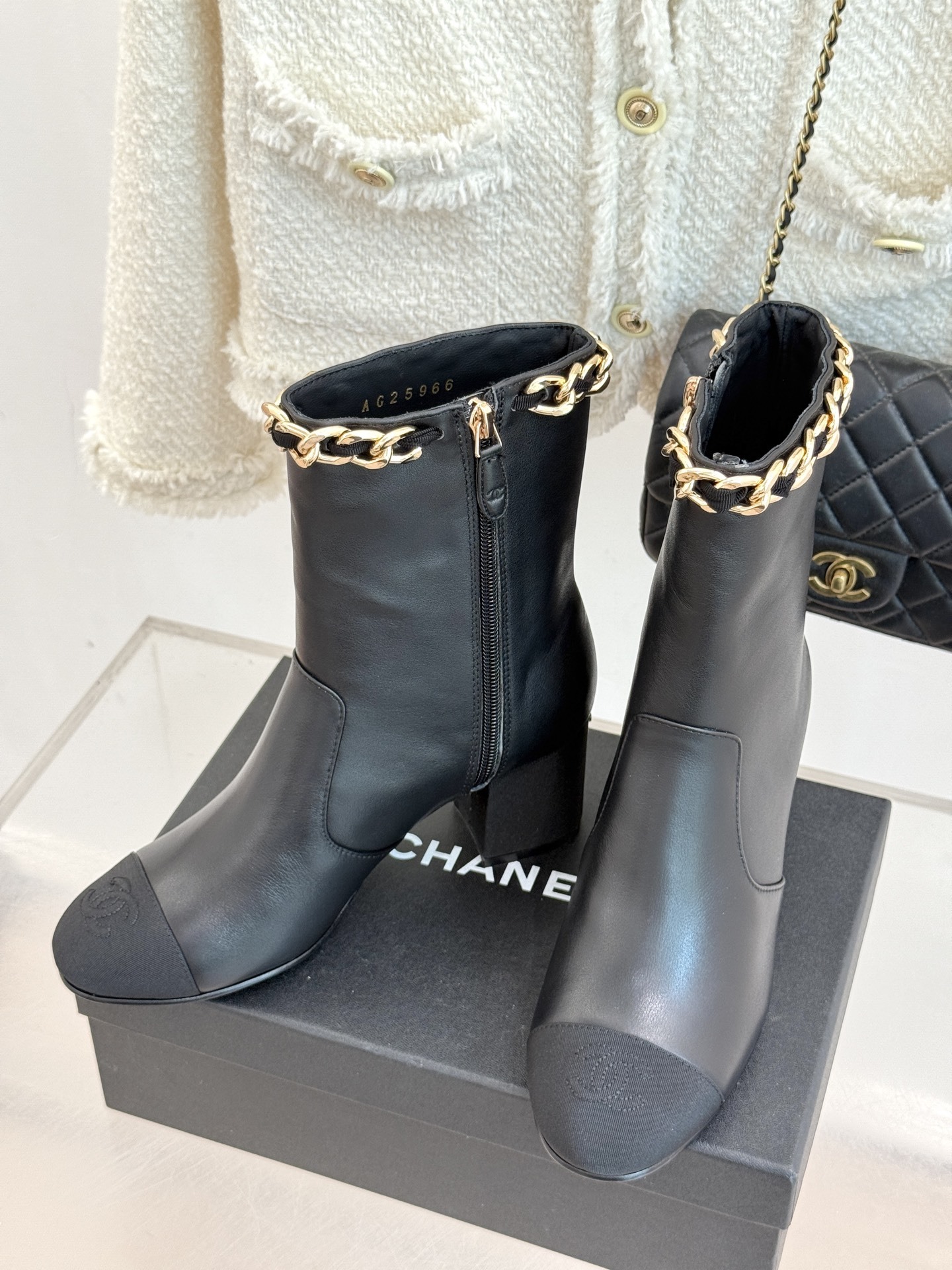 CHANE*|小香25k秋冬新品大链条拼色粗跟短靴标志性的大链条设计,把经典玩出花!粗旷却不失精致的金属