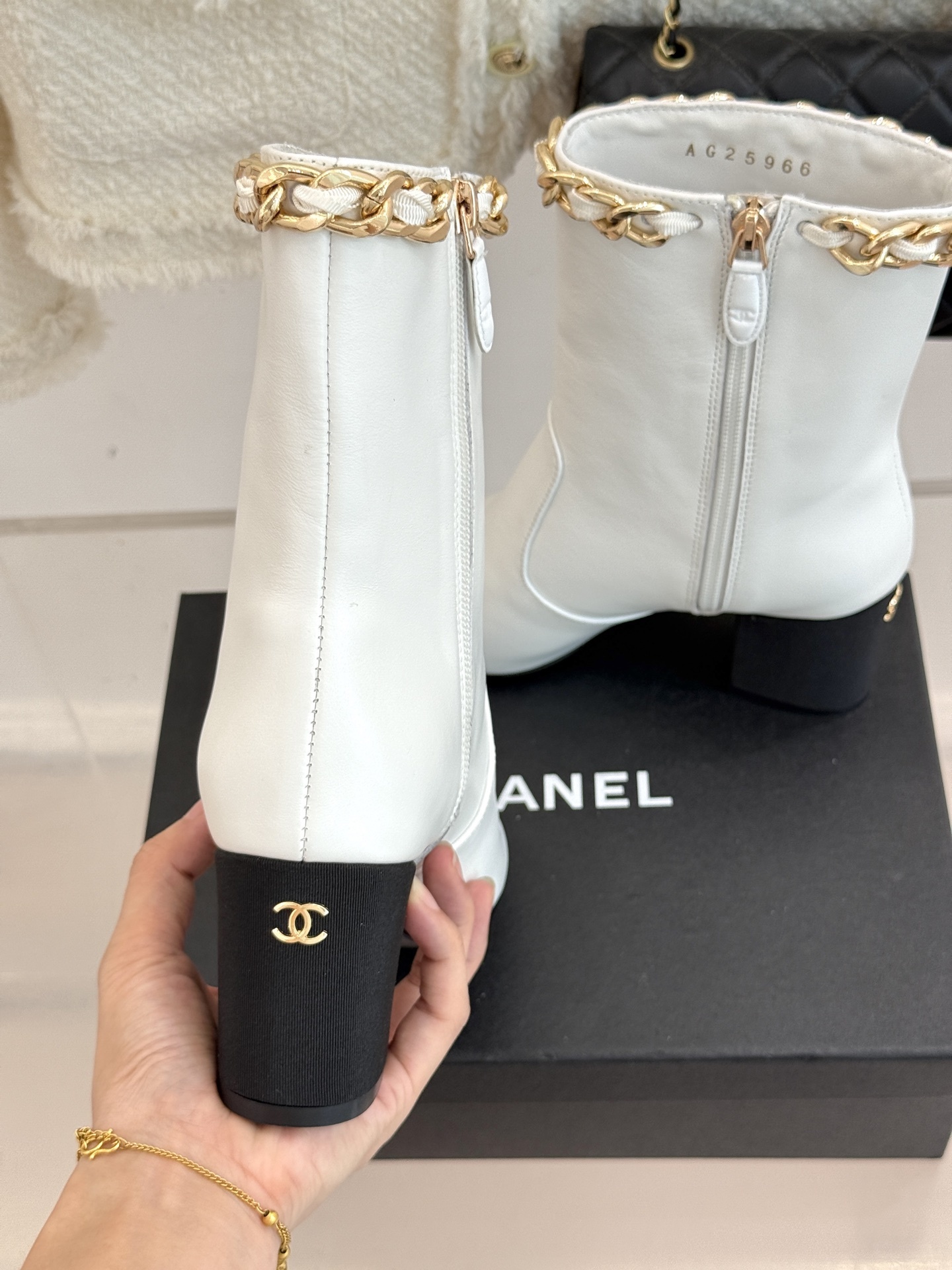 CHANE*|小香25k秋冬新品大链条拼色粗跟短靴标志性的大链条设计,把经典玩出花!粗旷却不失精致的金属