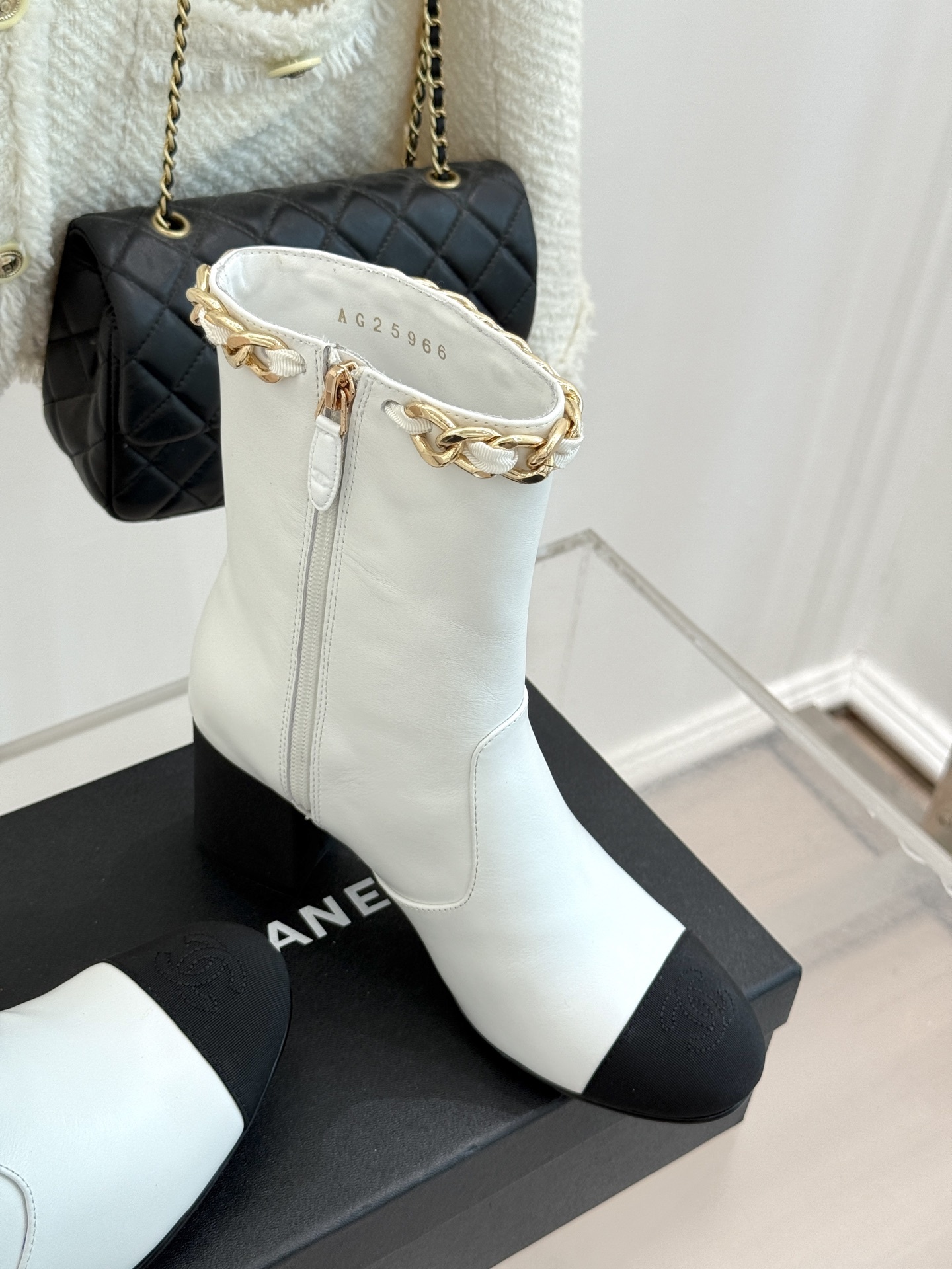 CHANE*|小香25k秋冬新品大链条拼色粗跟短靴标志性的大链条设计,把经典玩出花!粗旷却不失精致的金属