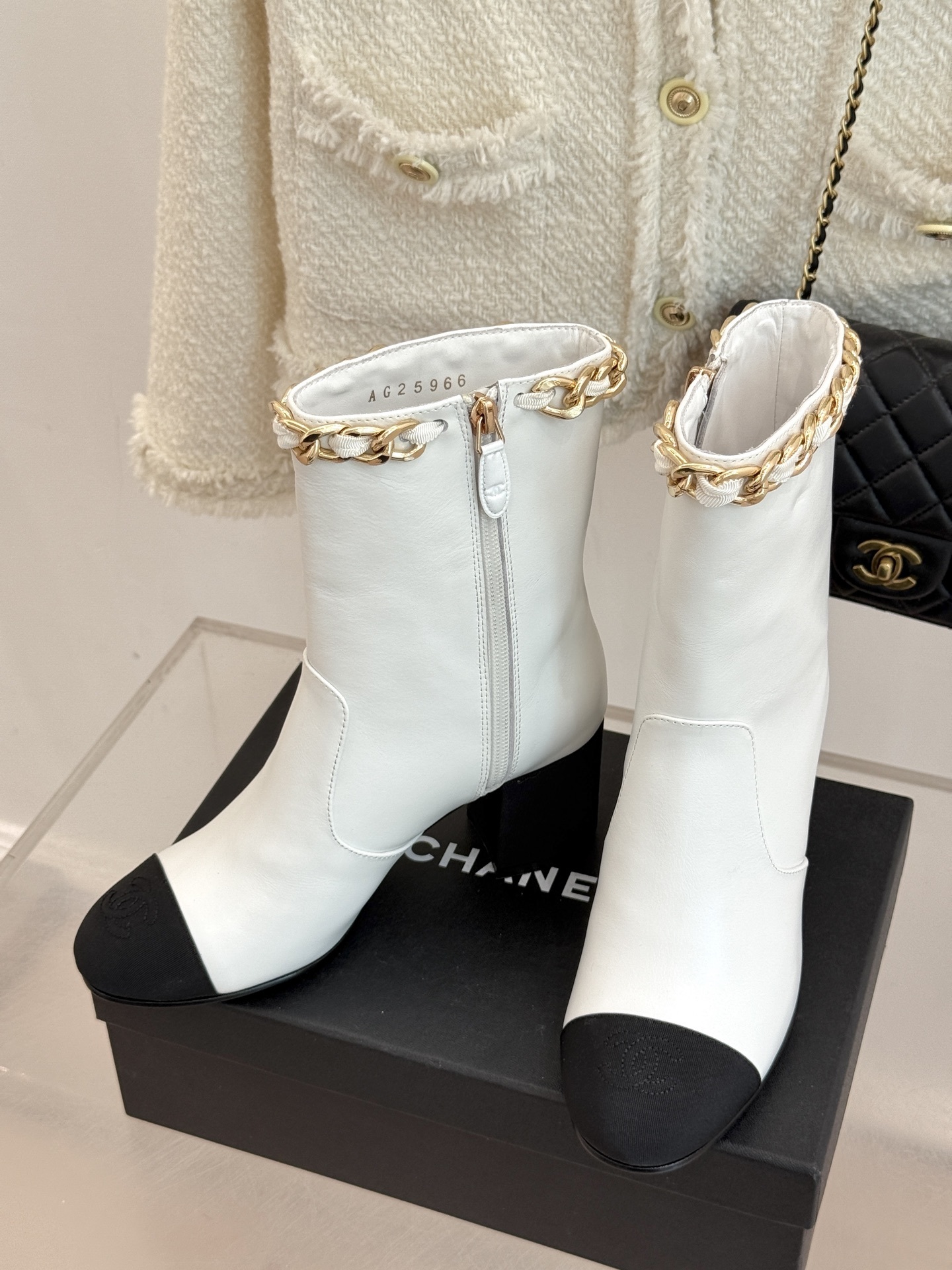 CHANE*|小香25k秋冬新品大链条拼色粗跟短靴标志性的大链条设计,把经典玩出花!粗旷却不失精致的金属