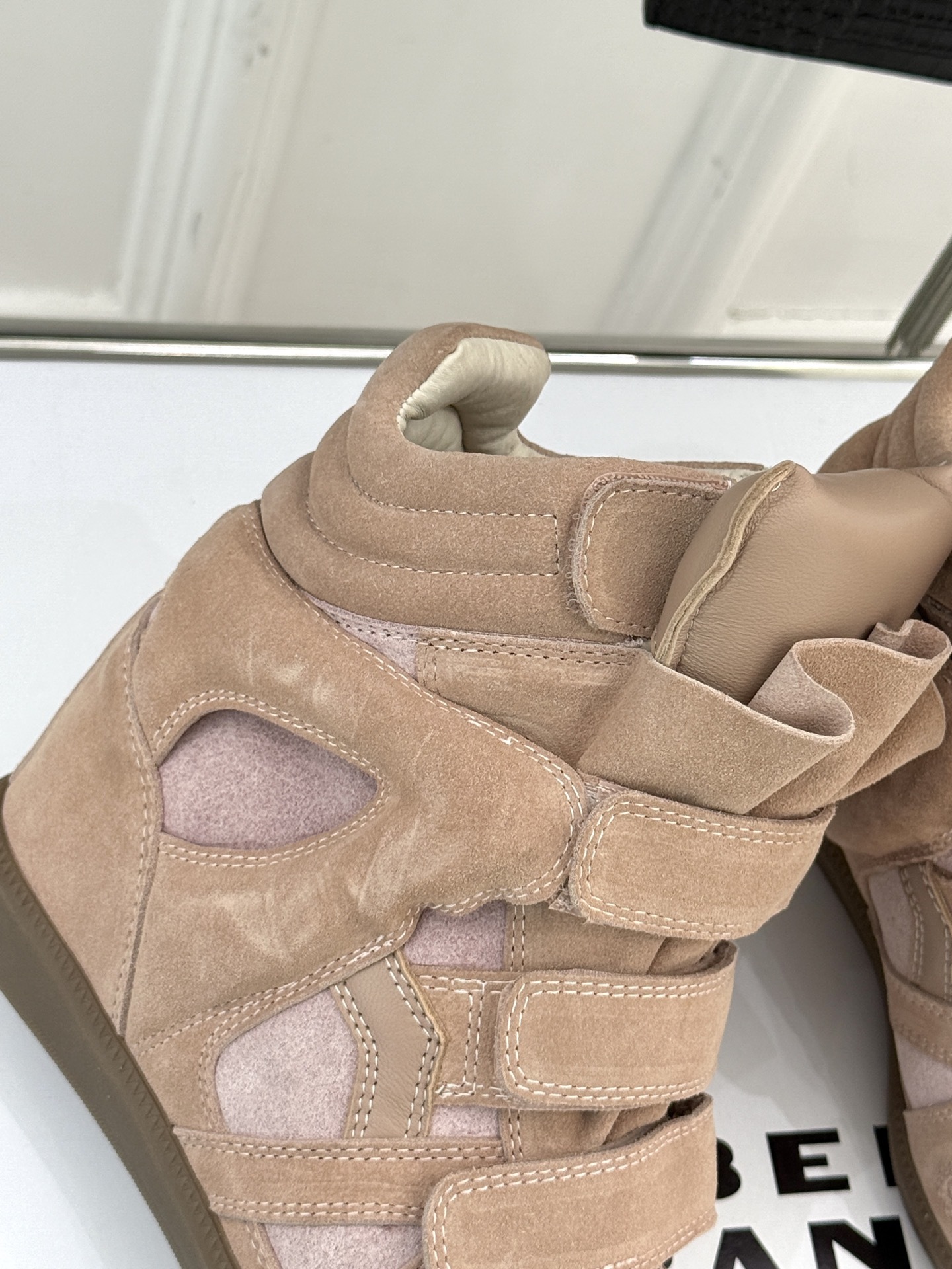 ISABEL MARANT/伊莎贝尔经典复古内增拼色休闲高运动鞋这双鞋巧妙融入品牌标志性的随性风格简约流