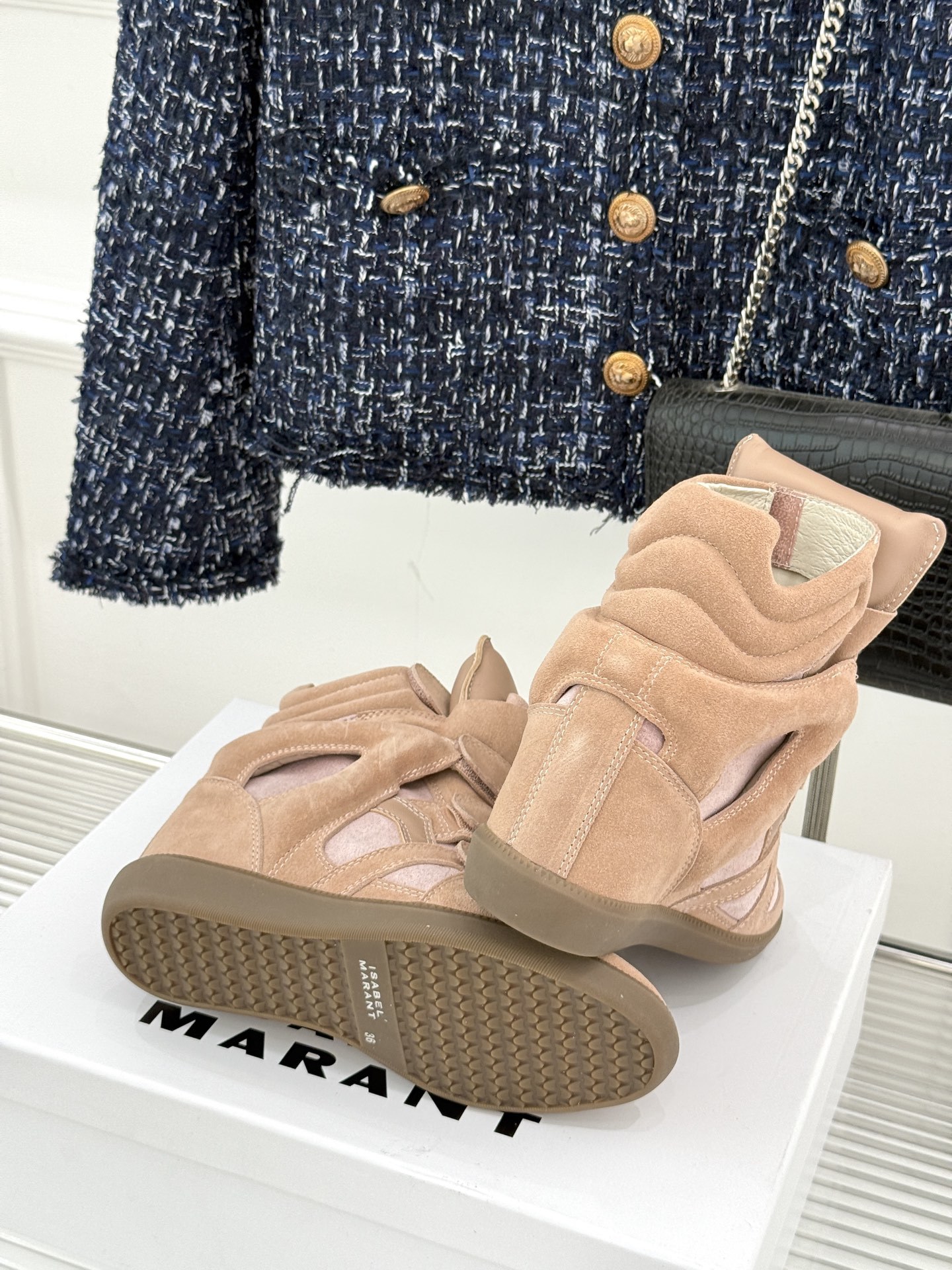 ISABEL MARANT/伊莎贝尔经典复古内增拼色休闲高运动鞋这双鞋巧妙融入品牌标志性的随性风格简约流