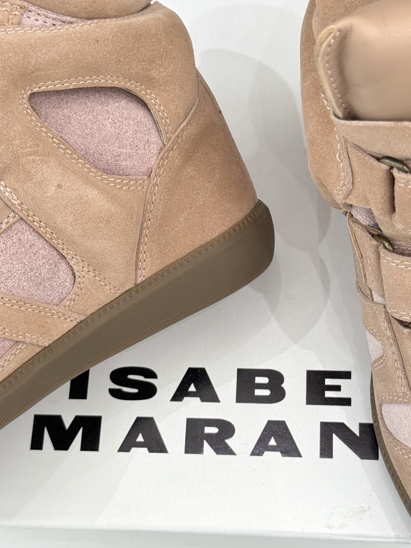ISABEL MARANT/伊莎贝尔经典复古内增拼色休闲高运动鞋这双鞋巧妙融入品牌标志性的随性风格简约流