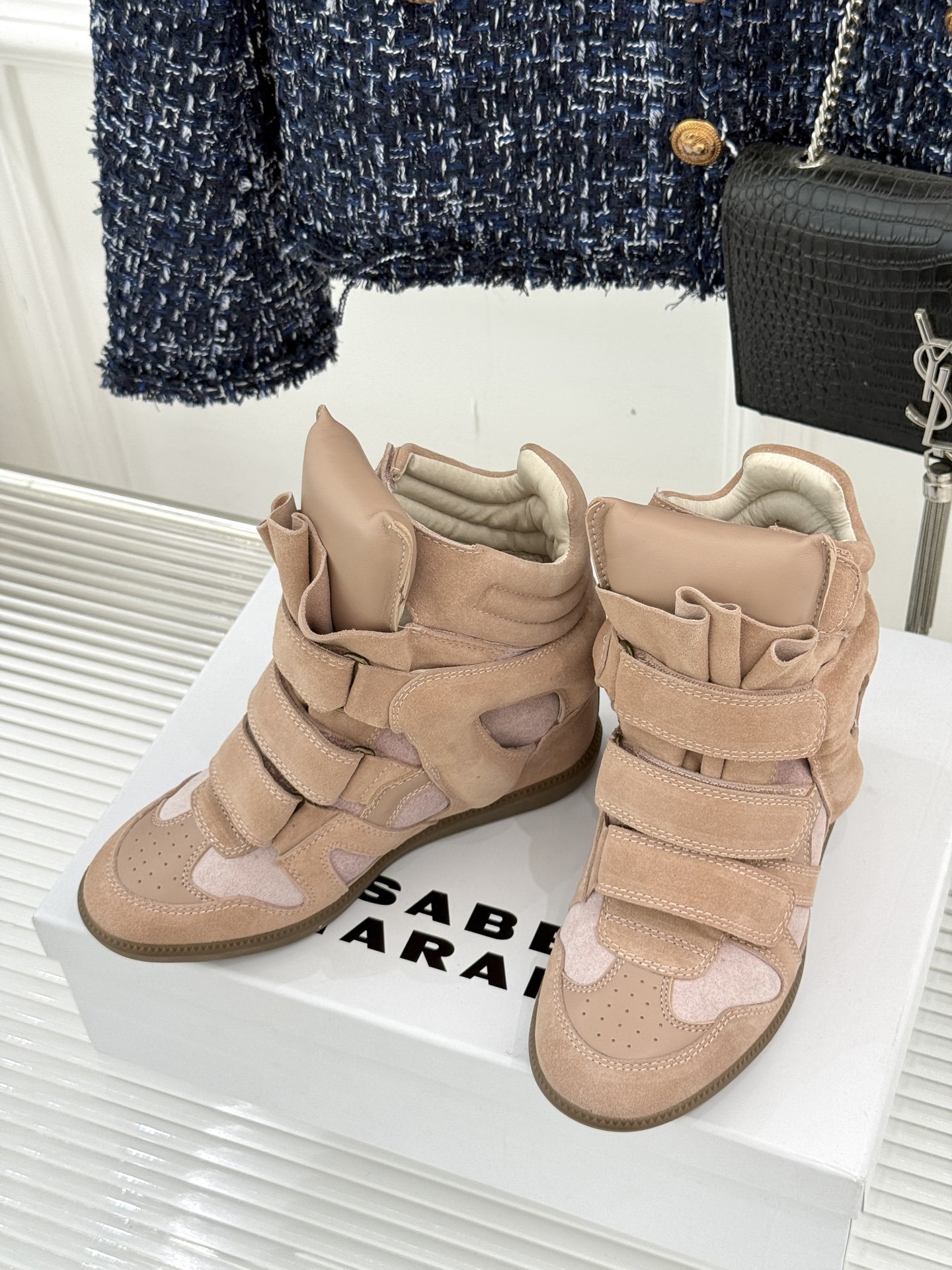 ISABEL MARANT/伊莎贝尔经典复古内增拼色休闲高运动鞋这双鞋巧妙融入品牌标志性的随性风格简约流