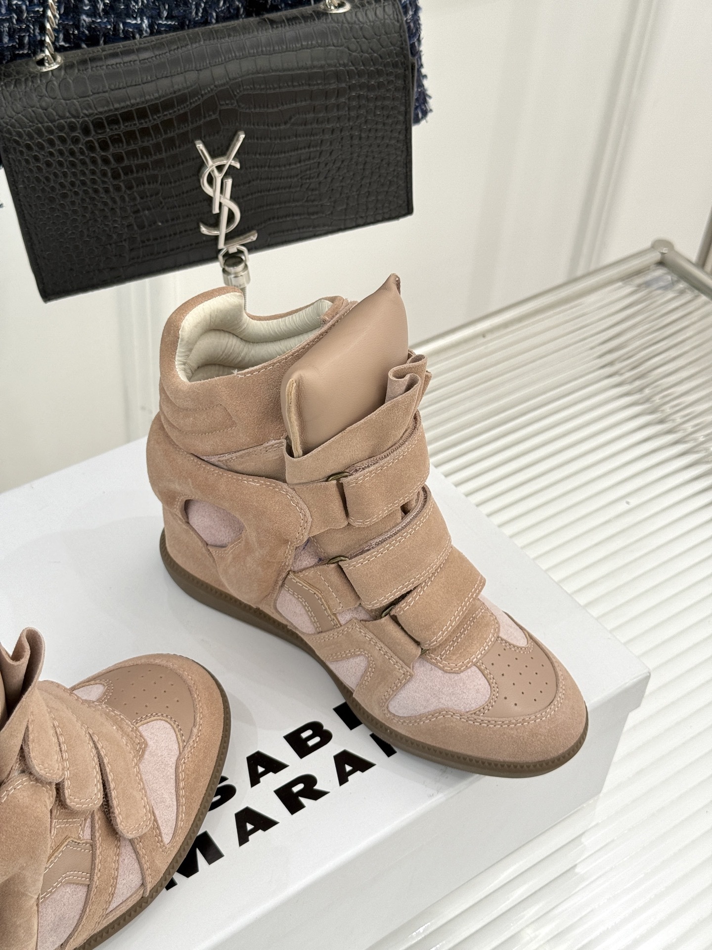 ISABEL MARANT/伊莎贝尔经典复古内增拼色休闲高运动鞋这双鞋巧妙融入品牌标志性的随性风格简约流