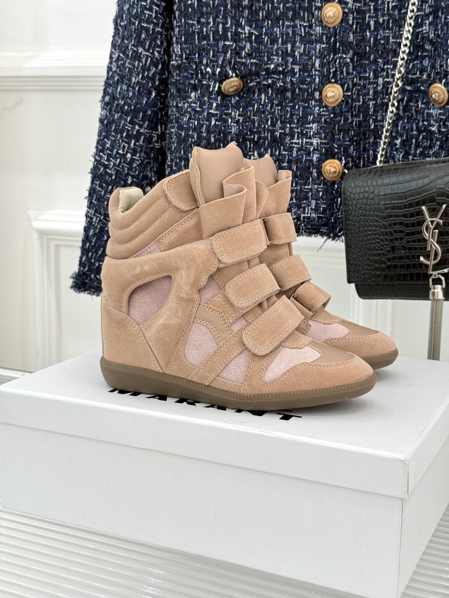 ISABEL MARANT/伊莎贝尔经典复古内增拼色休闲高运动鞋这双鞋巧妙融入品牌标志性的随性风格简约流