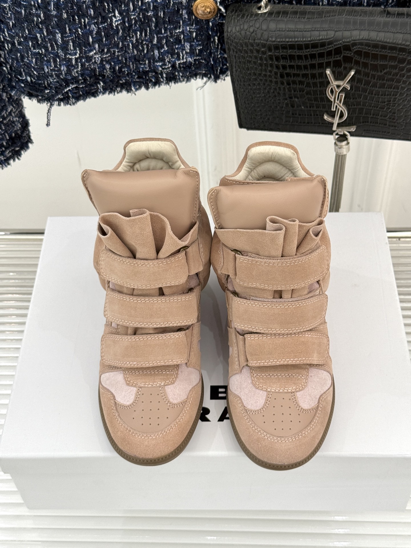 ISABEL MARANT/伊莎贝尔经典复古内增拼色休闲高运动鞋这双鞋巧妙融入品牌标志性的随性风格简约流