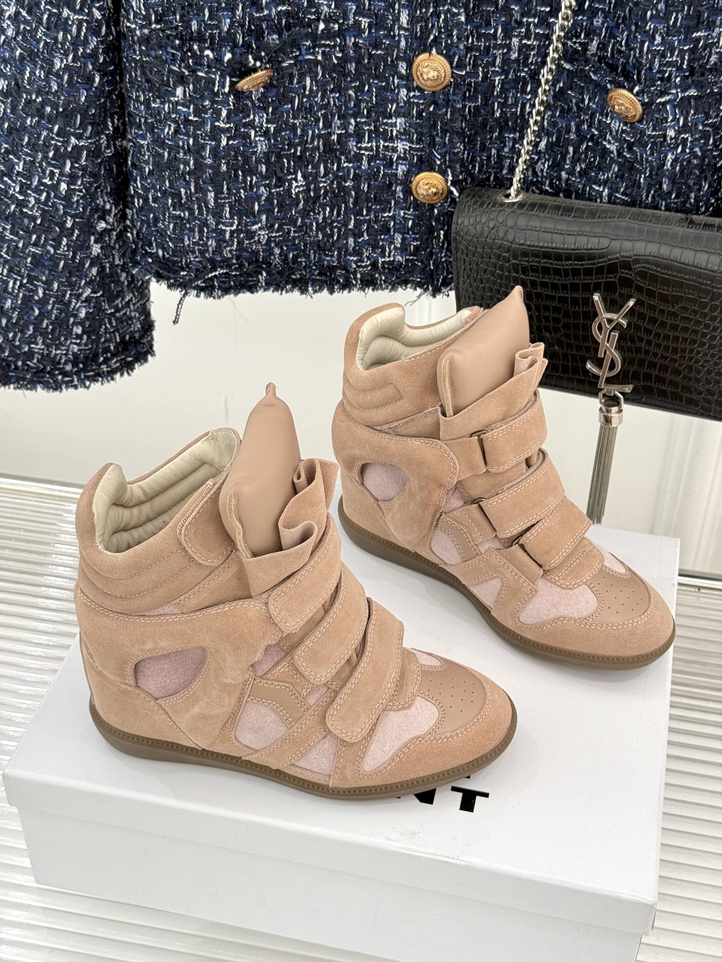 ISABEL MARANT/伊莎贝尔经典复古内增拼色休闲高运动鞋这双鞋巧妙融入品牌标志性的随性风格简约流