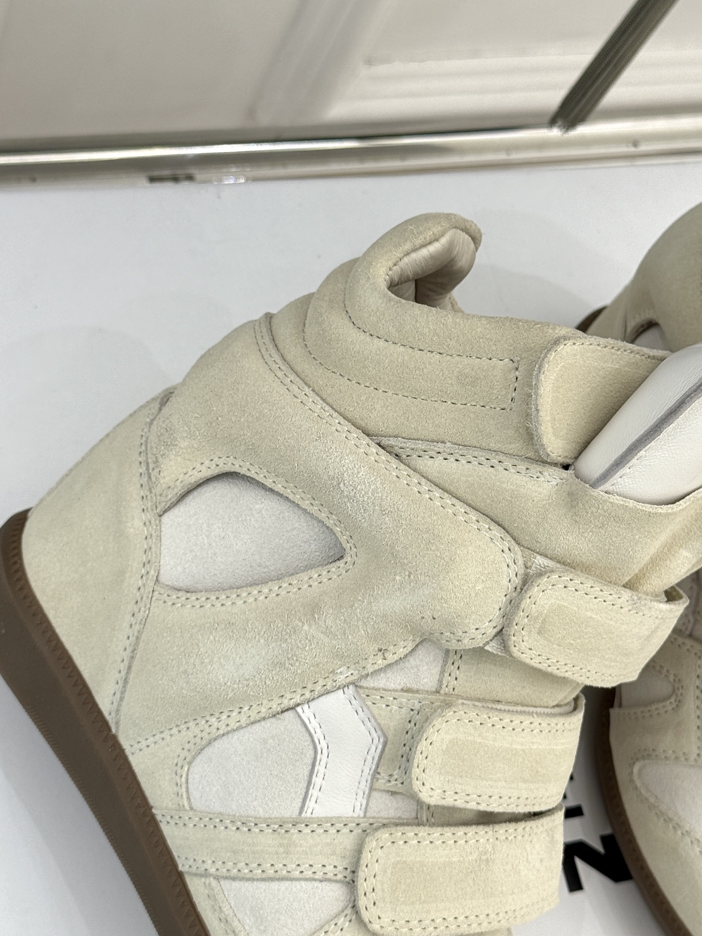 ISABEL MARANT/伊莎贝尔经典复古内增拼色休闲高运动鞋这双鞋巧妙融入品牌标志性的随性风格简约流