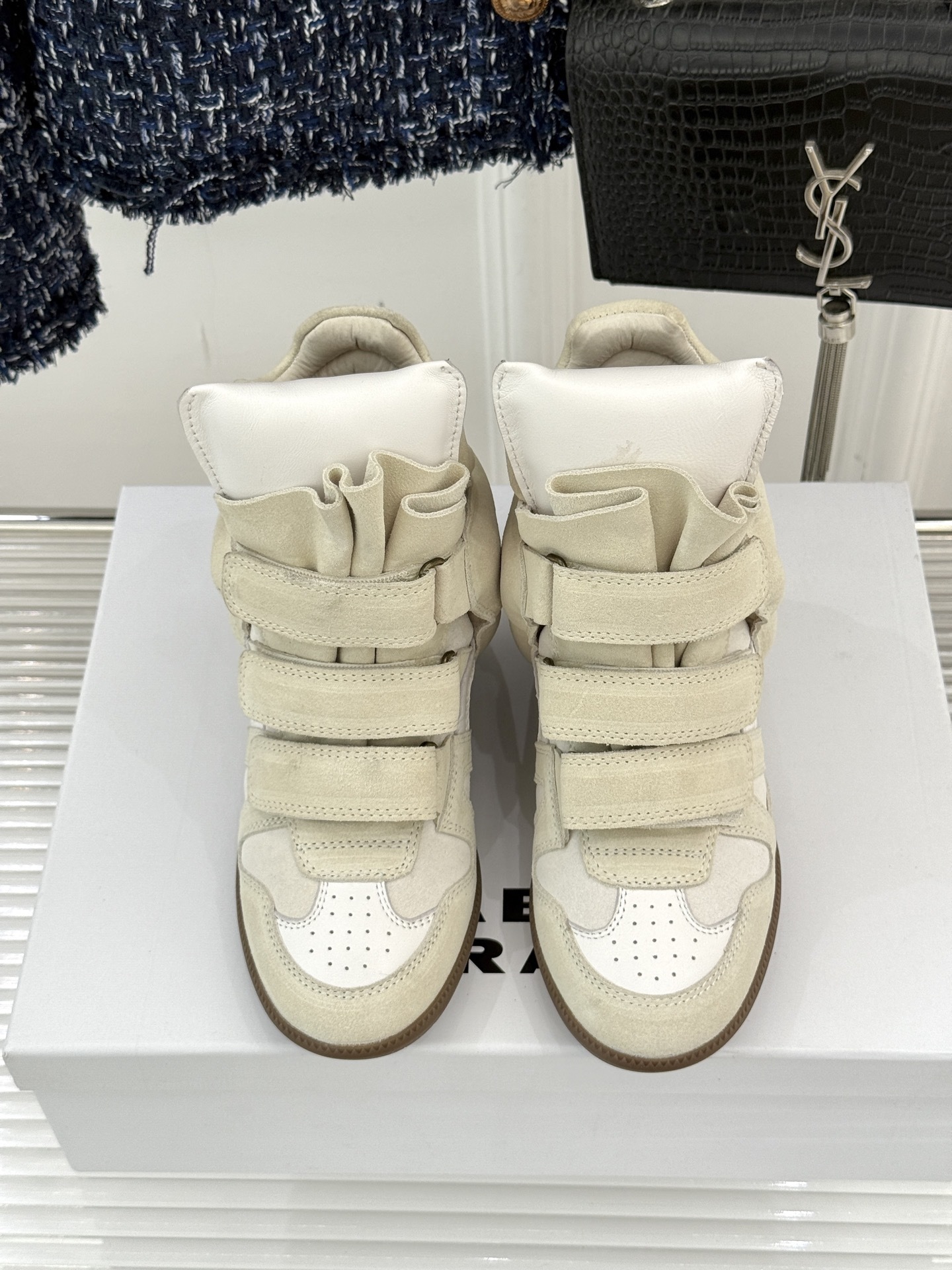 ISABEL MARANT/伊莎贝尔经典复古内增拼色休闲高运动鞋这双鞋巧妙融入品牌标志性的随性风格简约流