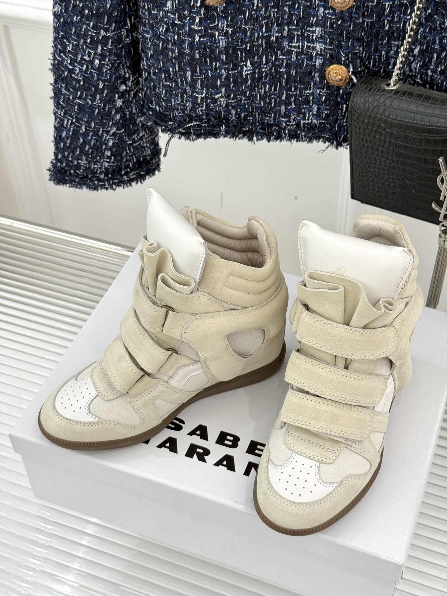 ISABEL MARANT/伊莎贝尔经典复古内增拼色休闲高运动鞋这双鞋巧妙融入品牌标志性的随性风格简约流