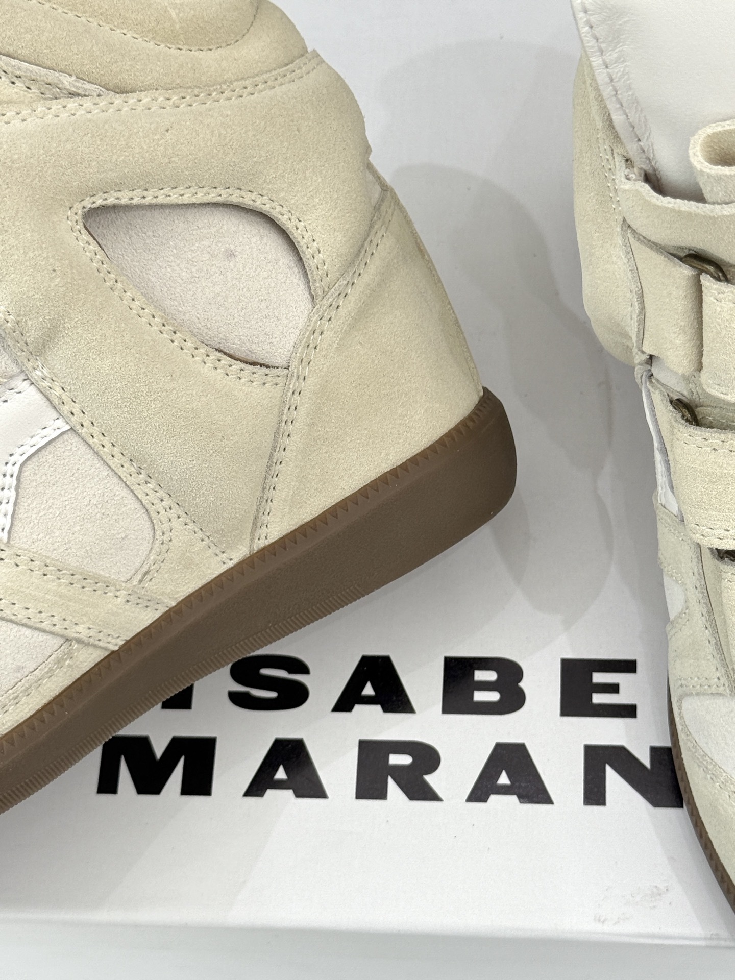 ISABEL MARANT/伊莎贝尔经典复古内增拼色休闲高运动鞋这双鞋巧妙融入品牌标志性的随性风格简约流