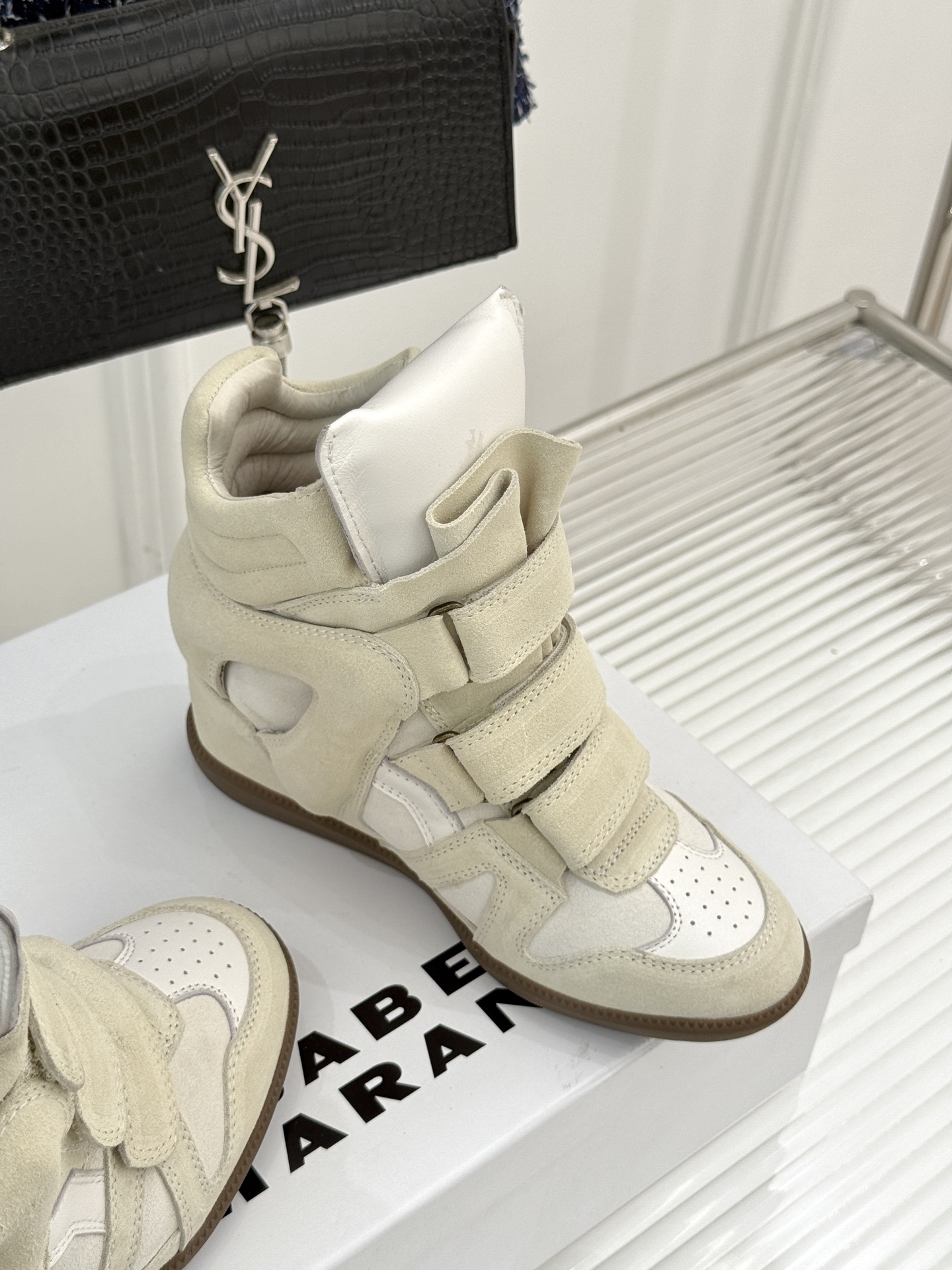 ISABEL MARANT/伊莎贝尔经典复古内增拼色休闲高运动鞋这双鞋巧妙融入品牌标志性的随性风格简约流