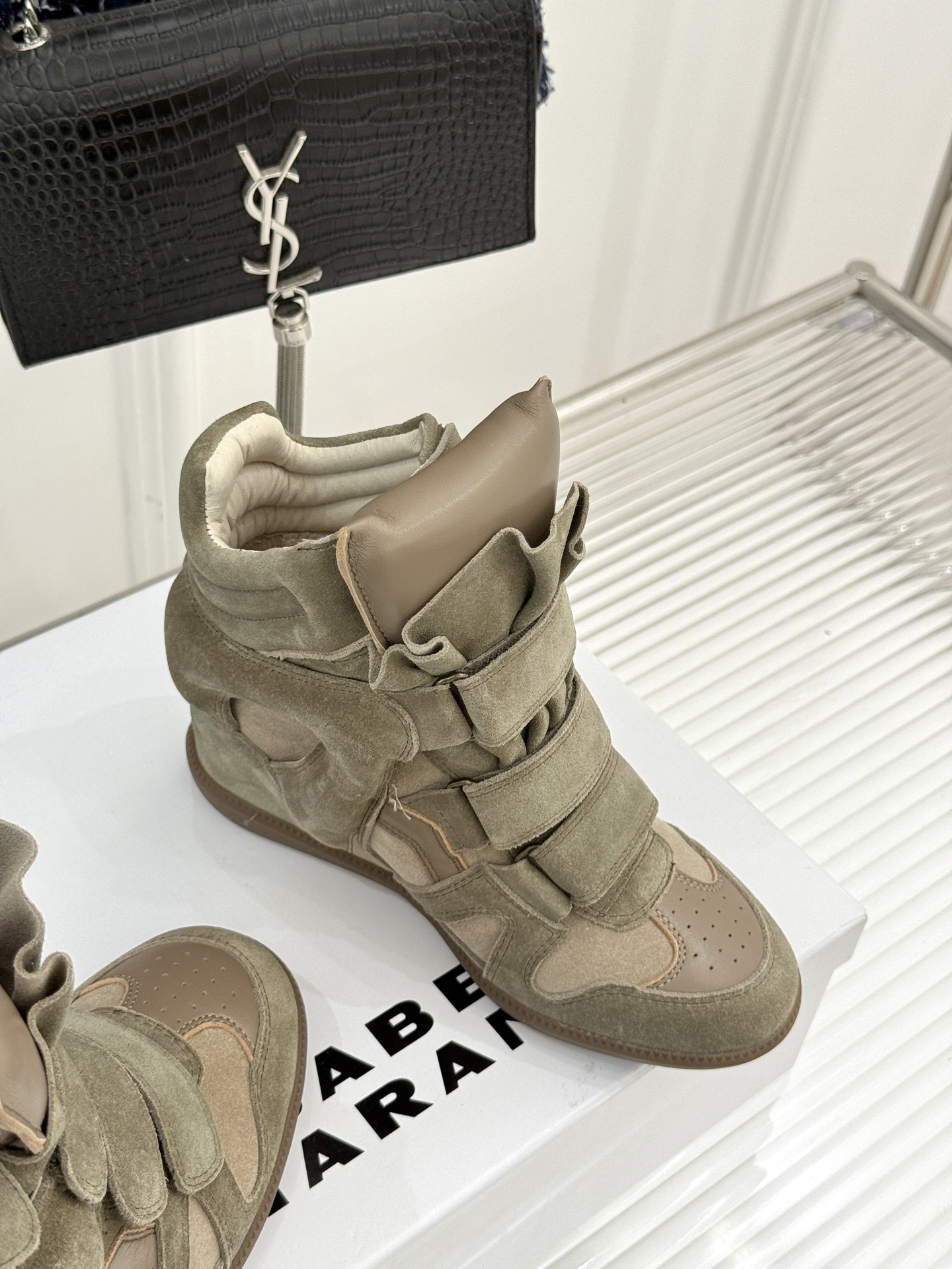 ISABEL MARANT/伊莎贝尔经典复古内增拼色休闲高运动鞋这双鞋巧妙融入品牌标志性的随性风格简约流