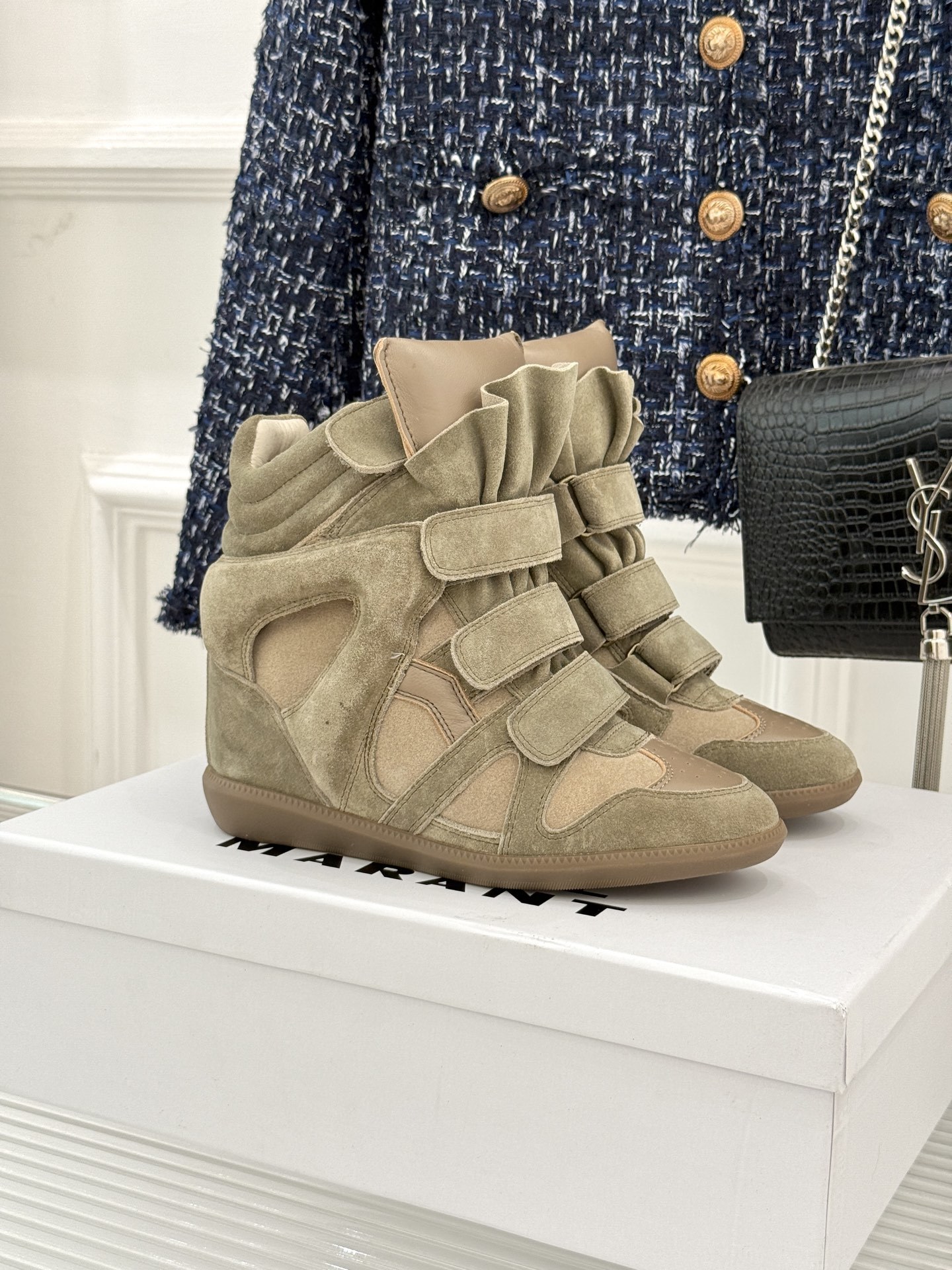 ISABEL MARANT/伊莎贝尔经典复古内增拼色休闲高运动鞋这双鞋巧妙融入品牌标志性的随性风格简约流