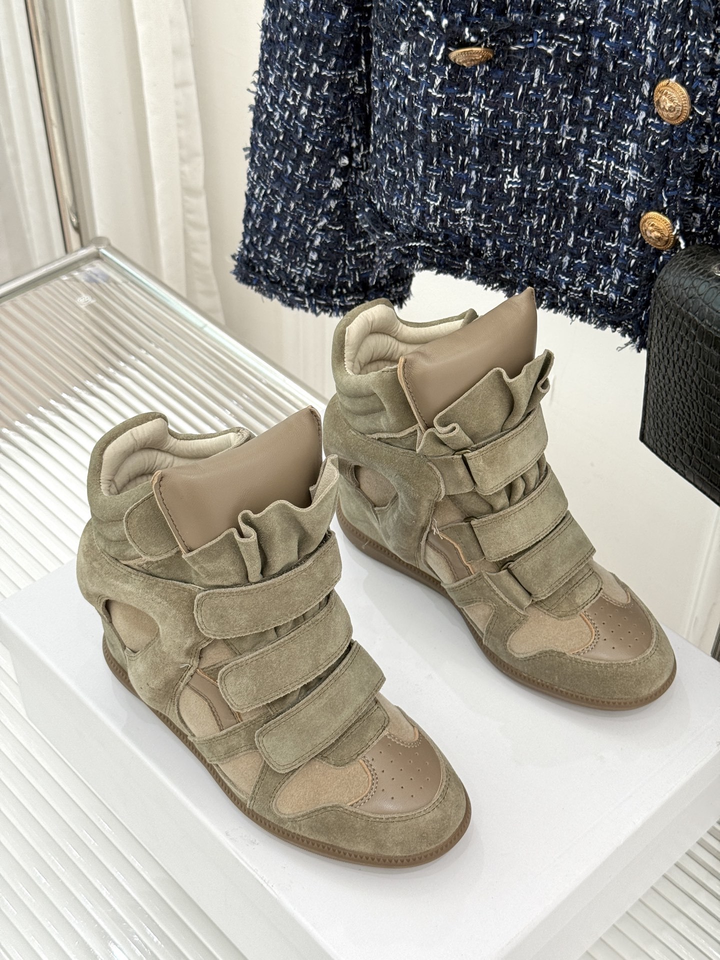 ISABEL MARANT/伊莎贝尔经典复古内增拼色休闲高运动鞋这双鞋巧妙融入品牌标志性的随性风格简约流