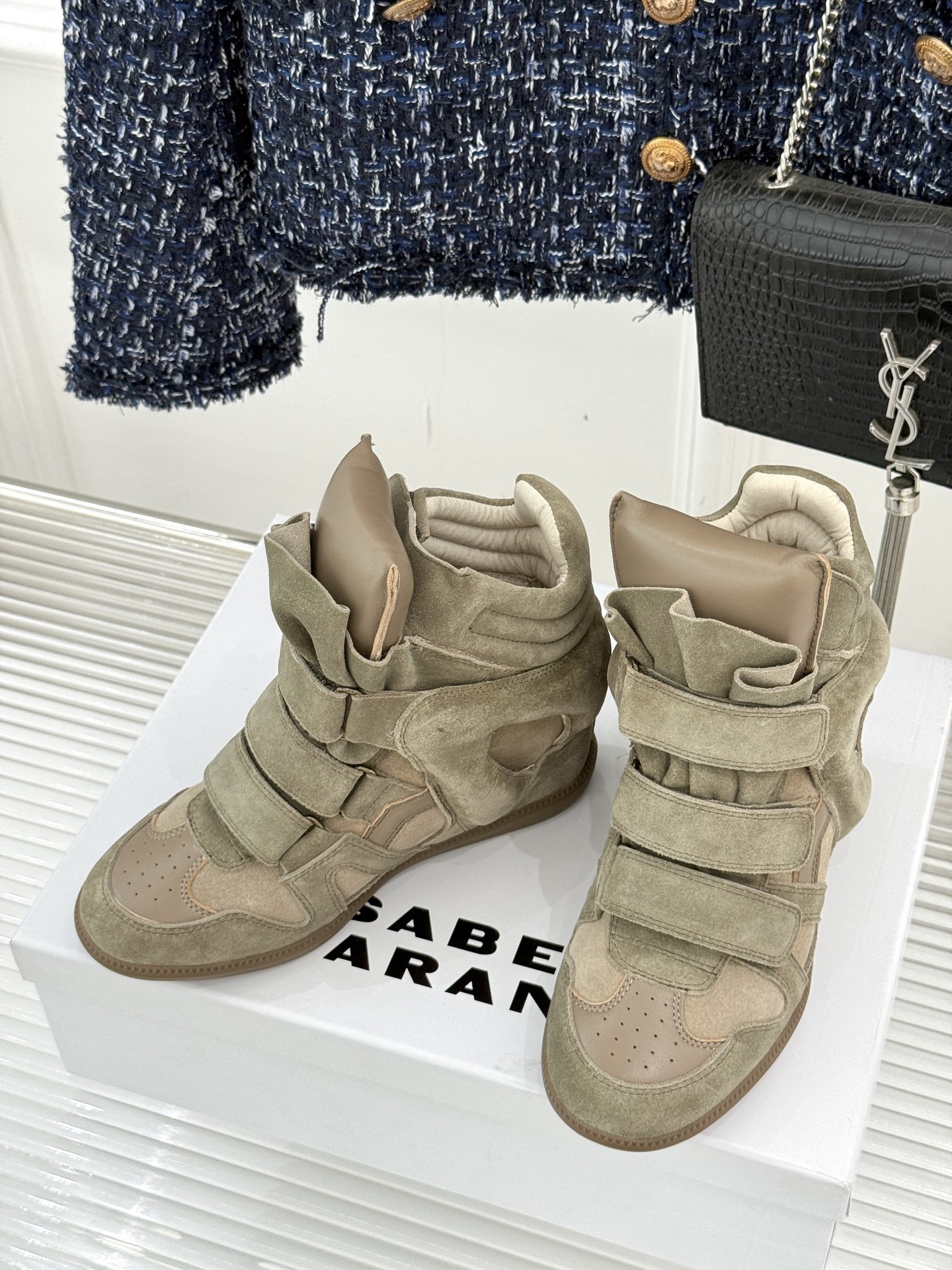 ISABEL MARANT/伊莎贝尔经典复古内增拼色休闲高运动鞋这双鞋巧妙融入品牌标志性的随性风格简约流