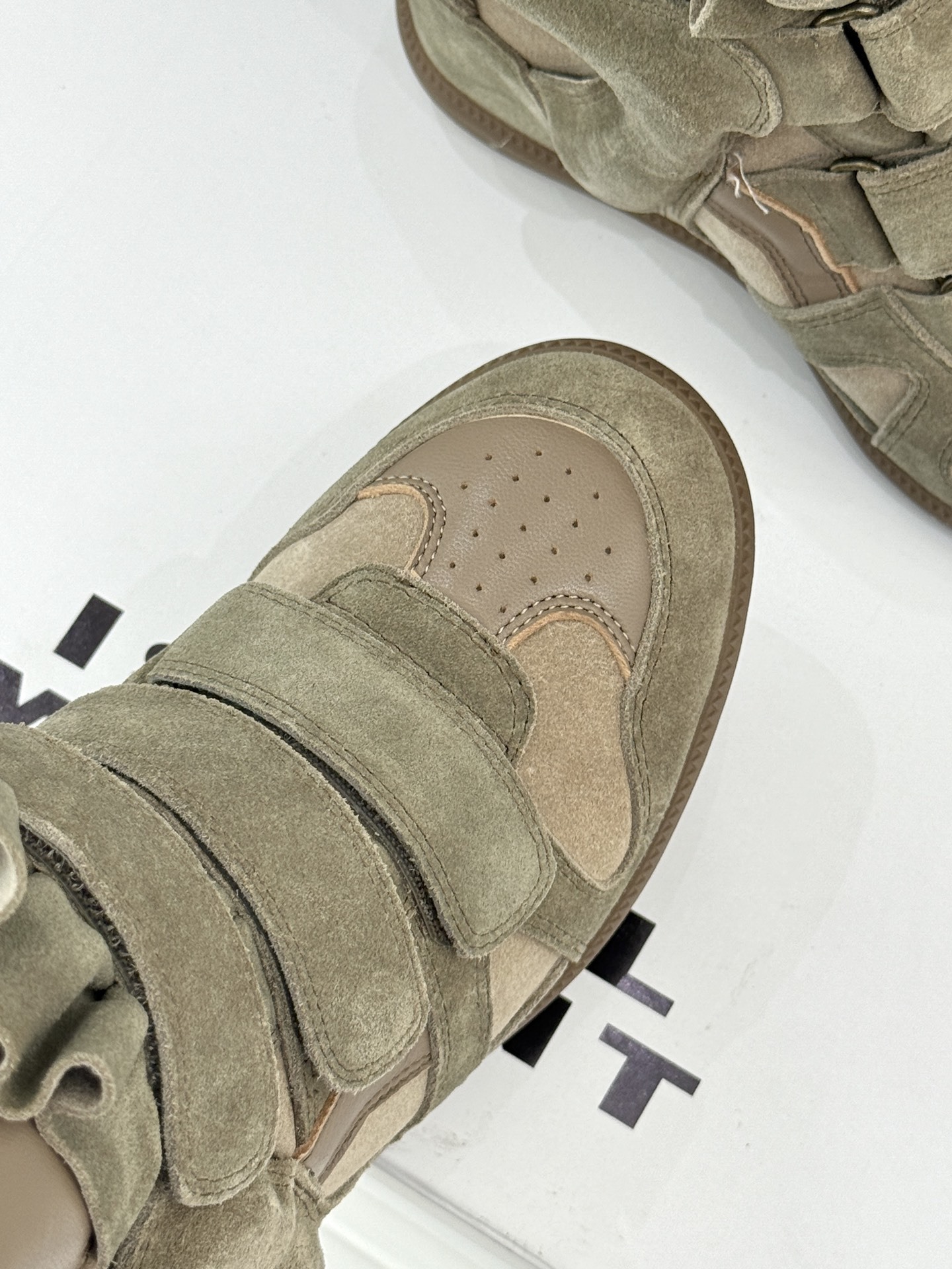 ISABEL MARANT/伊莎贝尔经典复古内增拼色休闲高运动鞋这双鞋巧妙融入品牌标志性的随性风格简约流