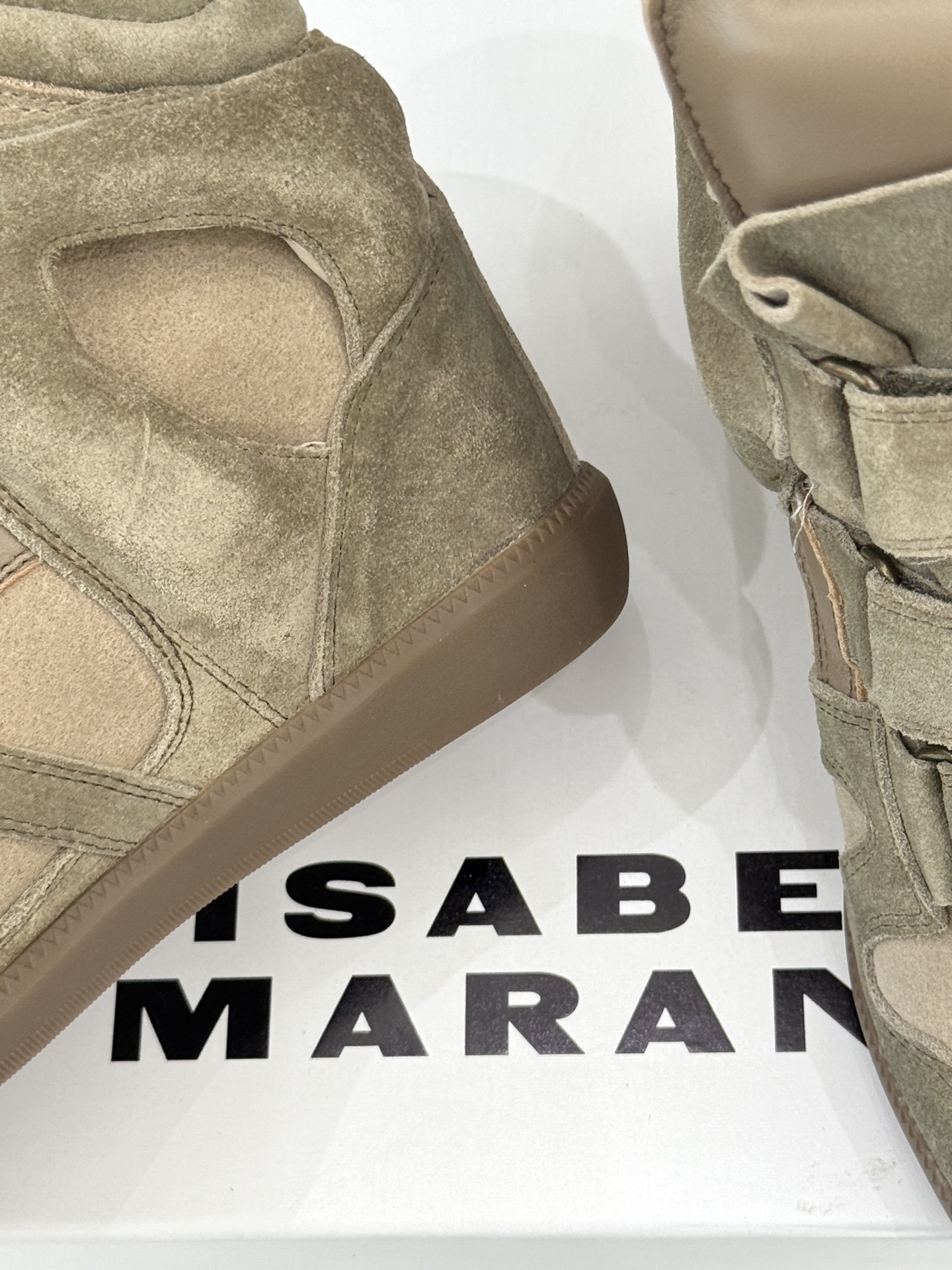 ISABEL MARANT/伊莎贝尔经典复古内增拼色休闲高运动鞋这双鞋巧妙融入品牌标志性的随性风格简约流