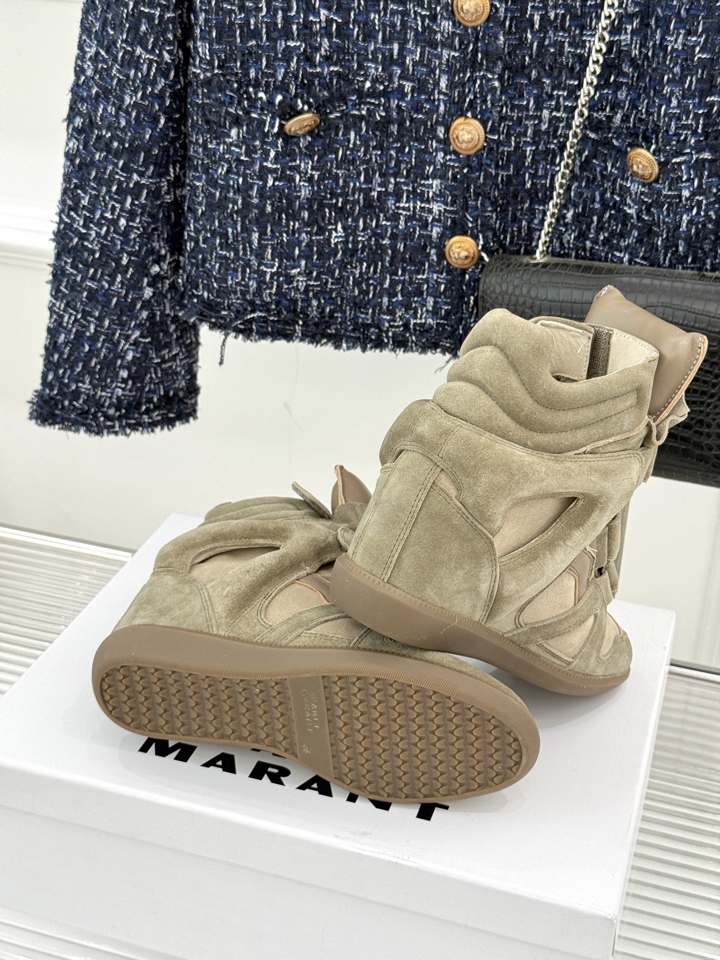 ISABEL MARANT/伊莎贝尔经典复古内增拼色休闲高运动鞋这双鞋巧妙融入品牌标志性的随性风格简约流