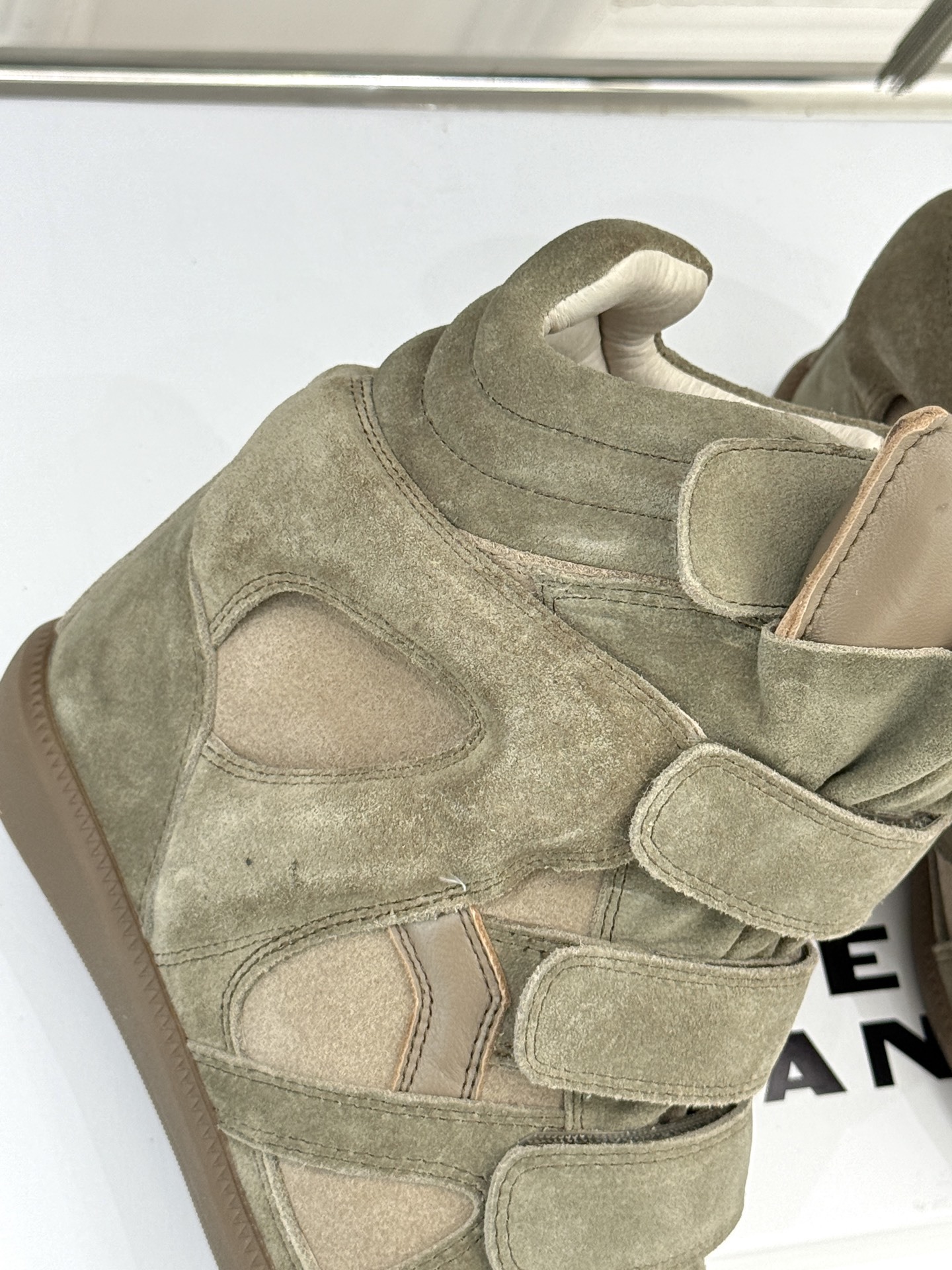 ISABEL MARANT/伊莎贝尔经典复古内增拼色休闲高运动鞋这双鞋巧妙融入品牌标志性的随性风格简约流