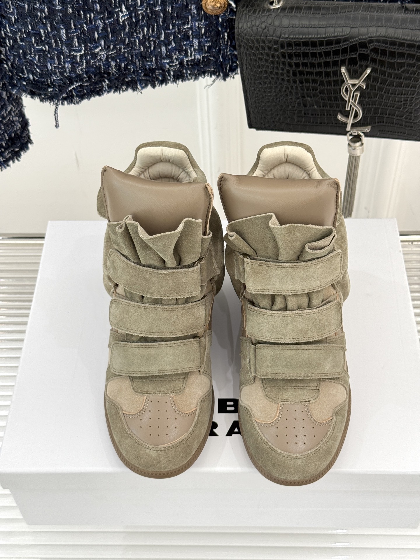 ISABEL MARANT/伊莎贝尔经典复古内增拼色休闲高运动鞋这双鞋巧妙融入品牌标志性的随性风格简约流