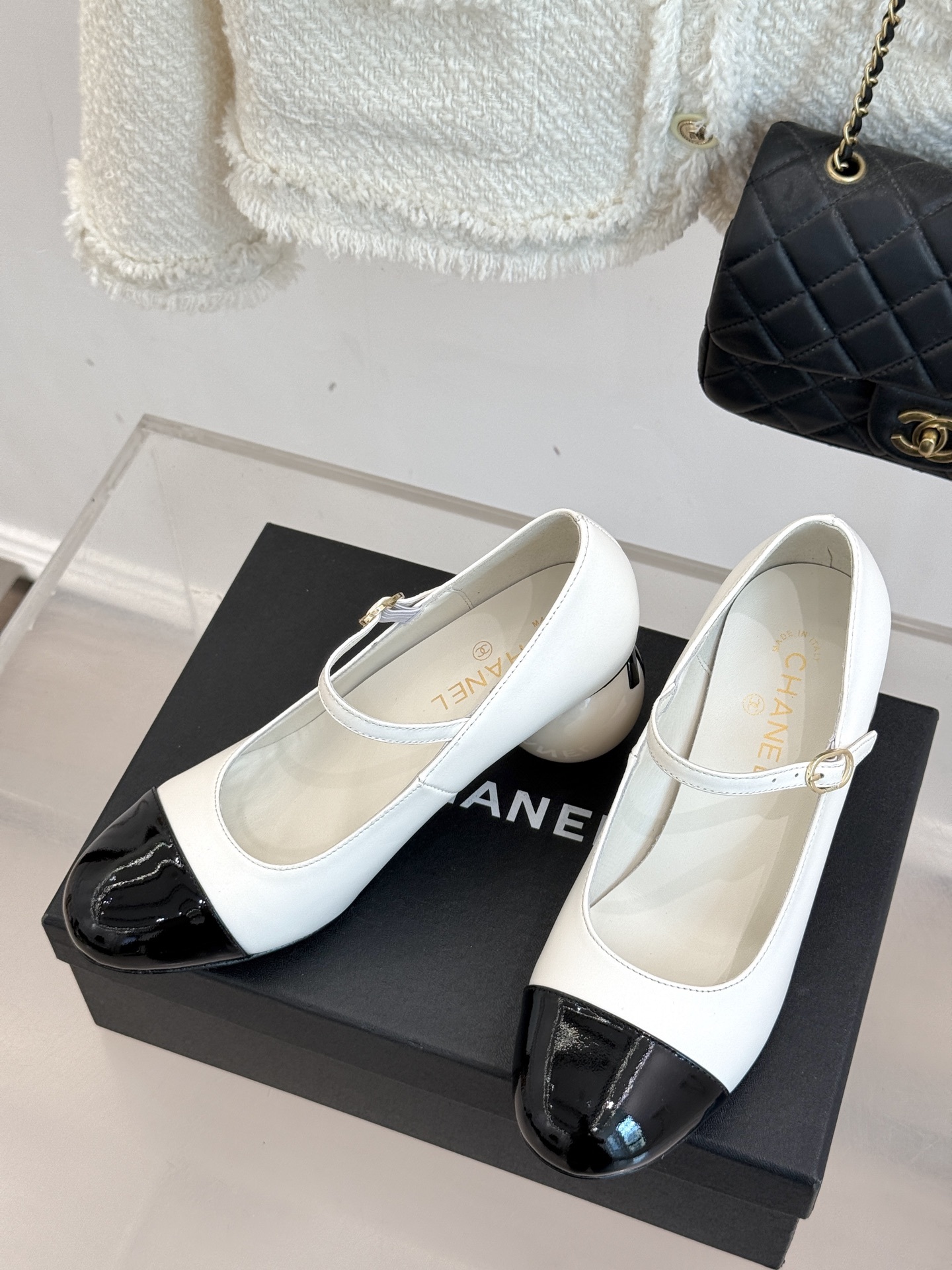 CHANE*|小香25A秋冬新品双C巨型珍珠跟玛丽珍鞋在米兰时尚的T台上 亮相便艳惊四座成功晋升为潮流人