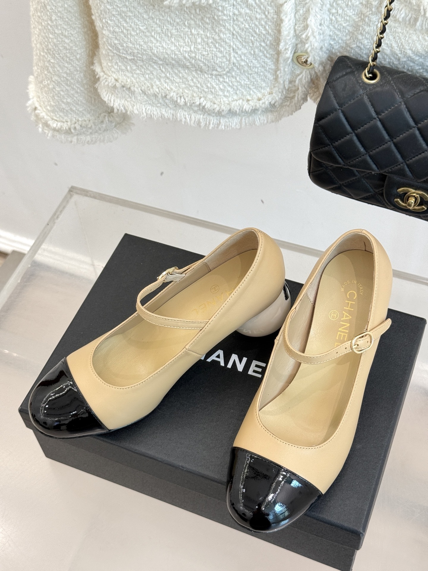 CHANE*|小香25A秋冬新品双C巨型珍珠跟玛丽珍鞋在米兰时尚的T台上 亮相便艳惊四座成功晋升为潮流人