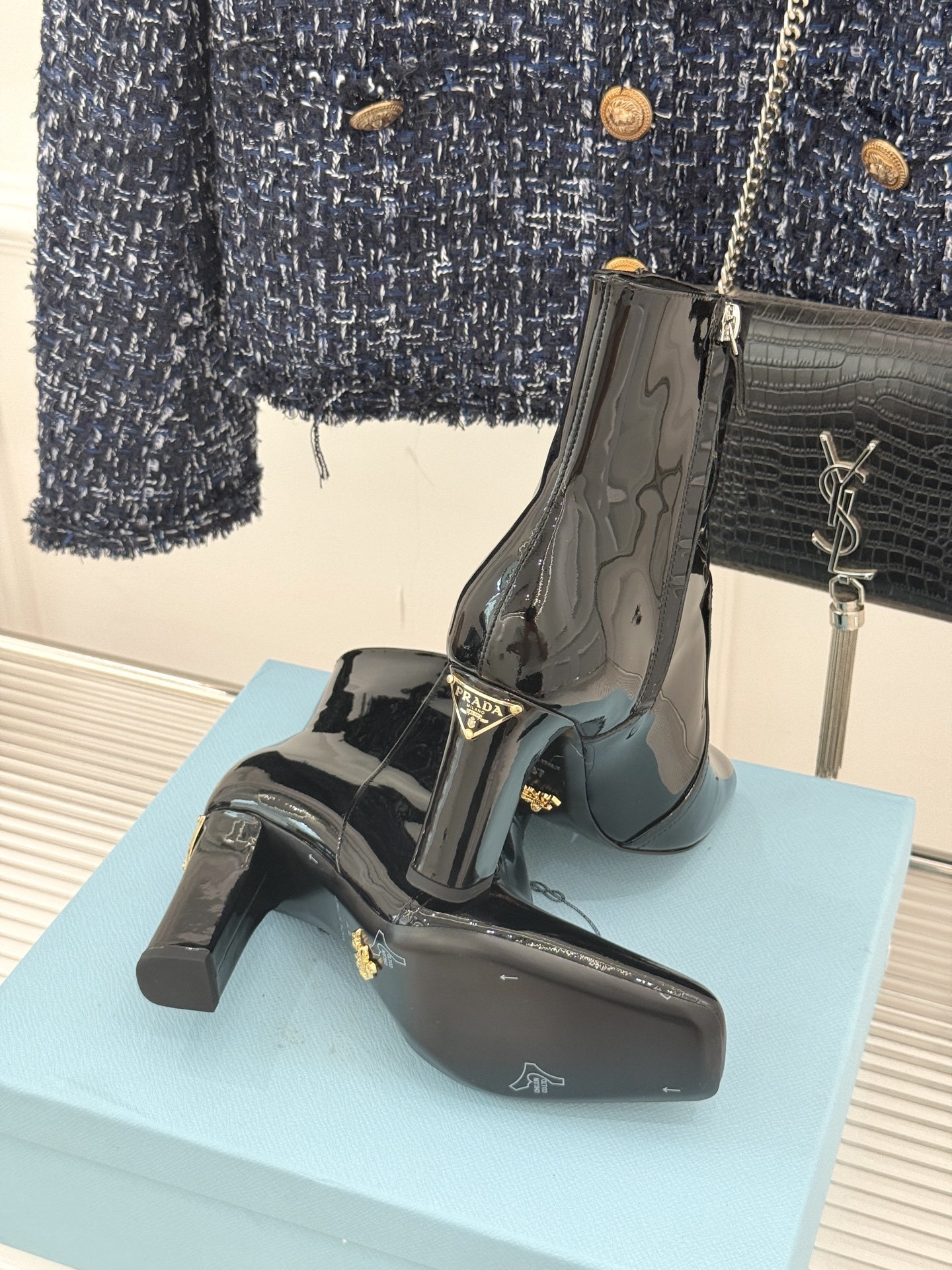 Prada/普拉达25WF秋冬新品三角标切尔西高跟短靴霸总文女主的同款战靴被我挖到了!这双短靴 真的谁穿