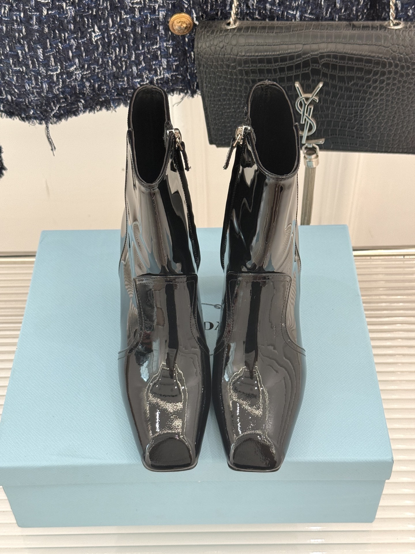 Prada/普拉达25WF秋冬新品三角标切尔西高跟短靴霸总文女主的同款战靴被我挖到了!这双短靴 真的谁穿